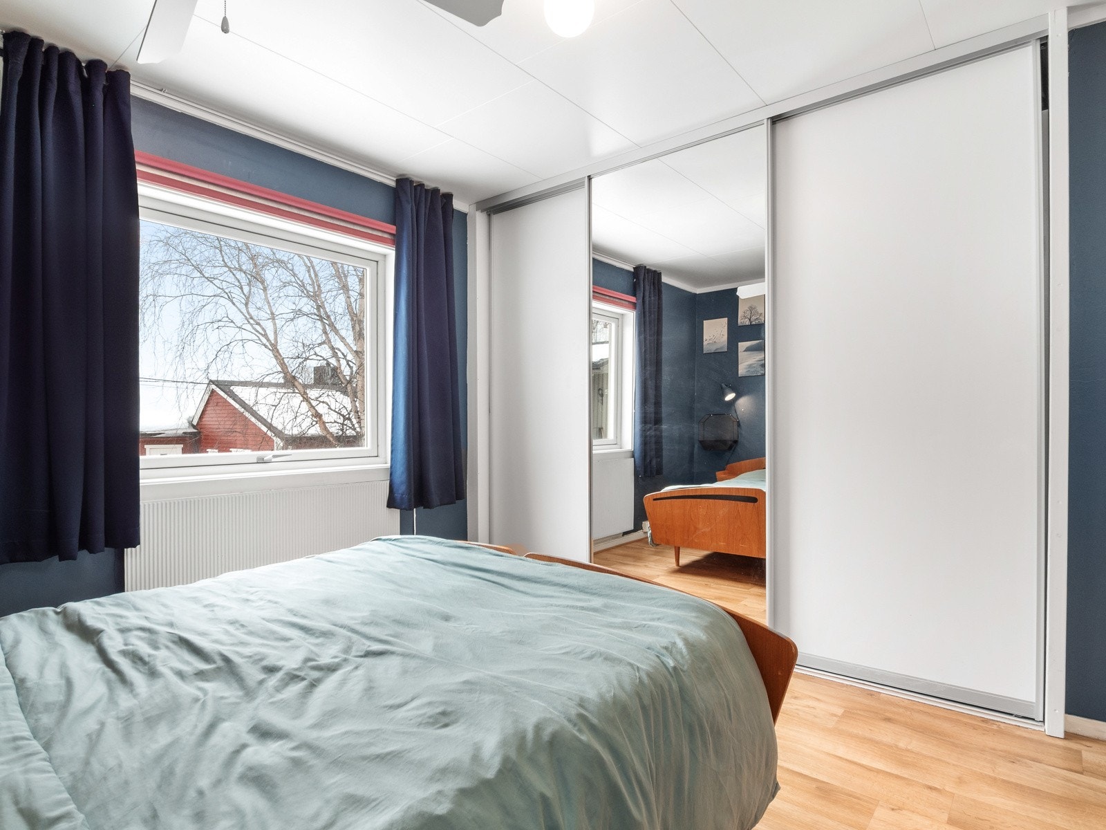 Det er god plass til oppbevaring i en romslig skyvedørsgarderobe Galleribilde