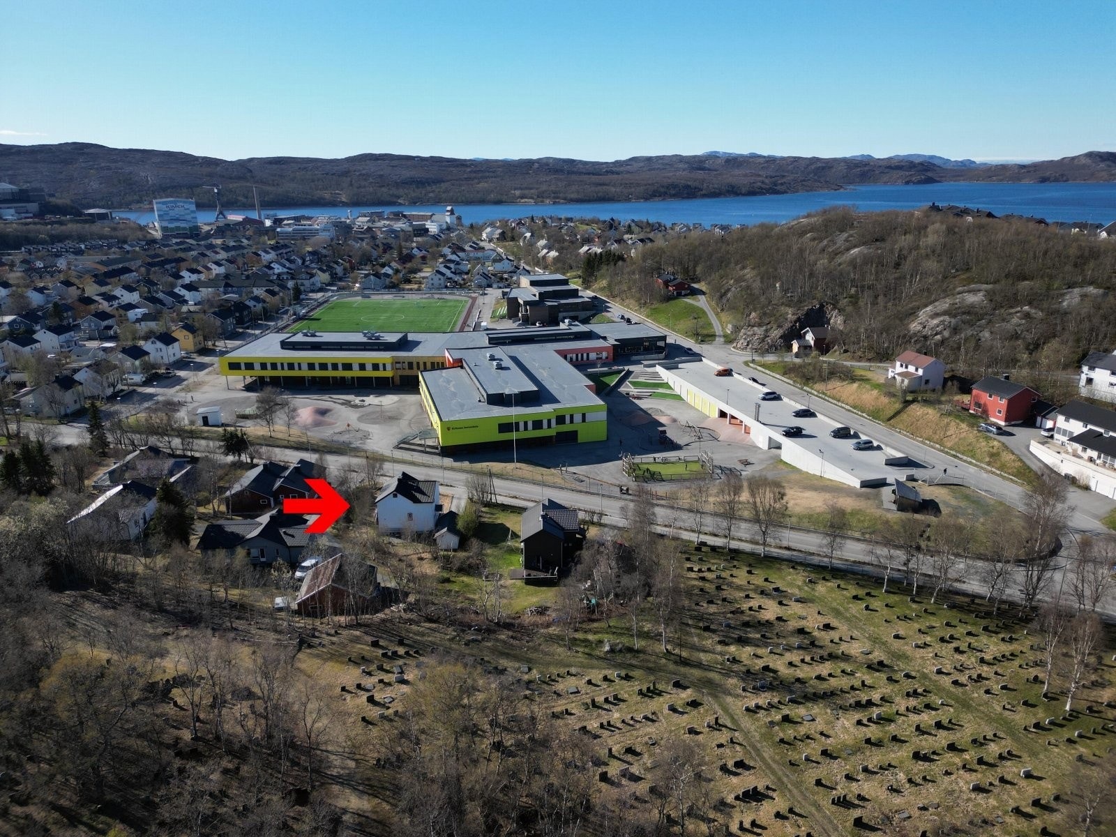 Eneboligen har en fin beliggenhet med kort vei til både skole, idrettsanlegg, barnehage, sentrum og turområder Galleribilde
