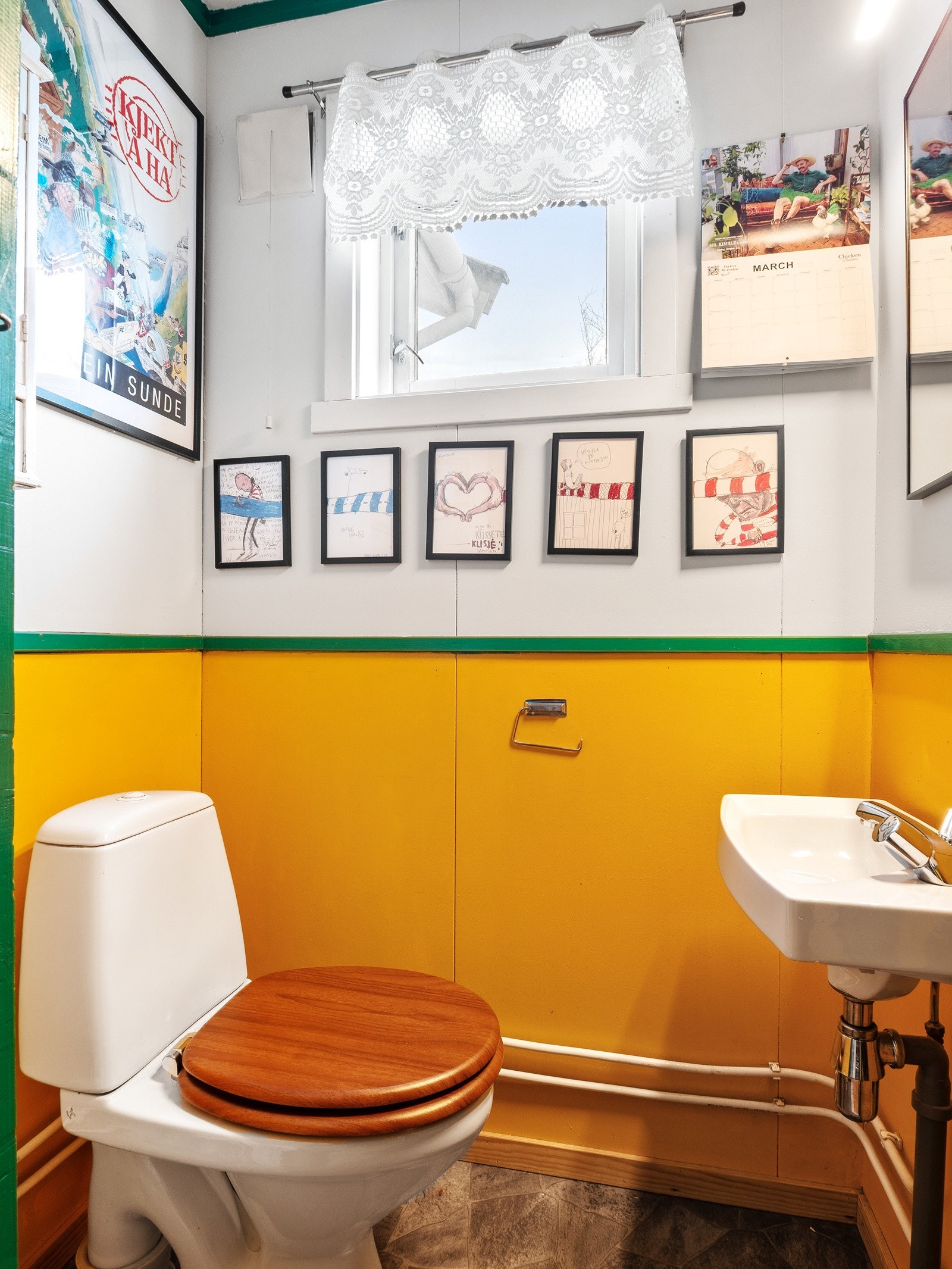 I hallen er det et lite toalettrom/gjestetoalett Galleribilde
