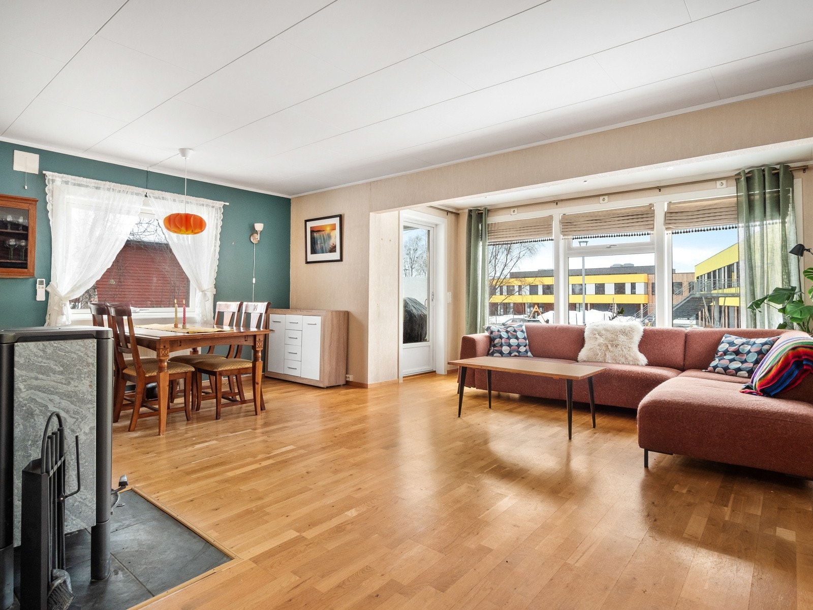 Stuen er stor, og har god plass til både sittegruppe og spisemøblement, i tillegg til at det er tv-stue/lesekrok Galleribilde