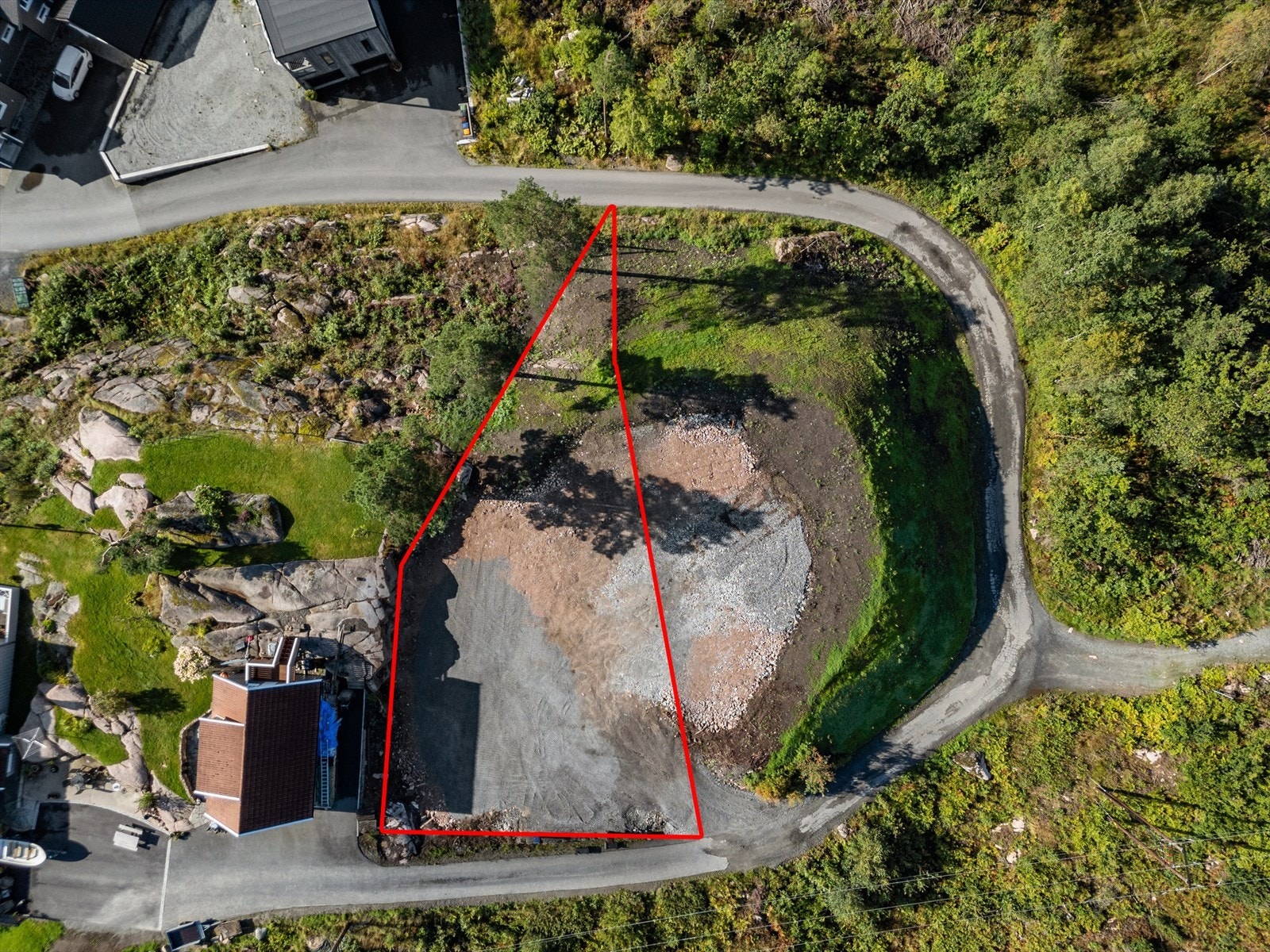 Rød strek er tomtegrense Galleribilde