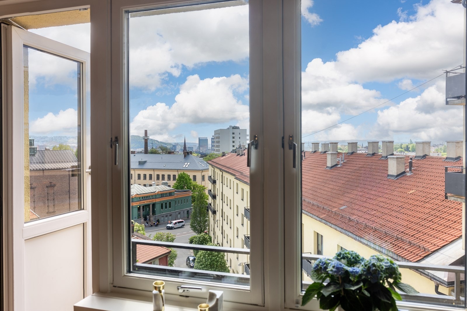 Fra stuen er det utgang til felles brannbalkong med herlig utsikt. Galleribilde