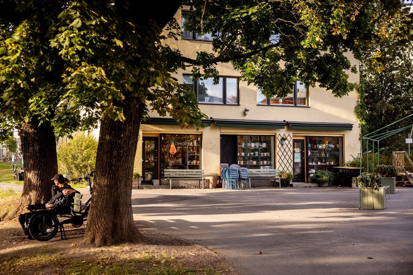 Idyllisk beliggenhet med kort vei til små gjelder, som blant annet Fomoto - en av Oslos mest unike designbutikker med kafé. Galleribilde