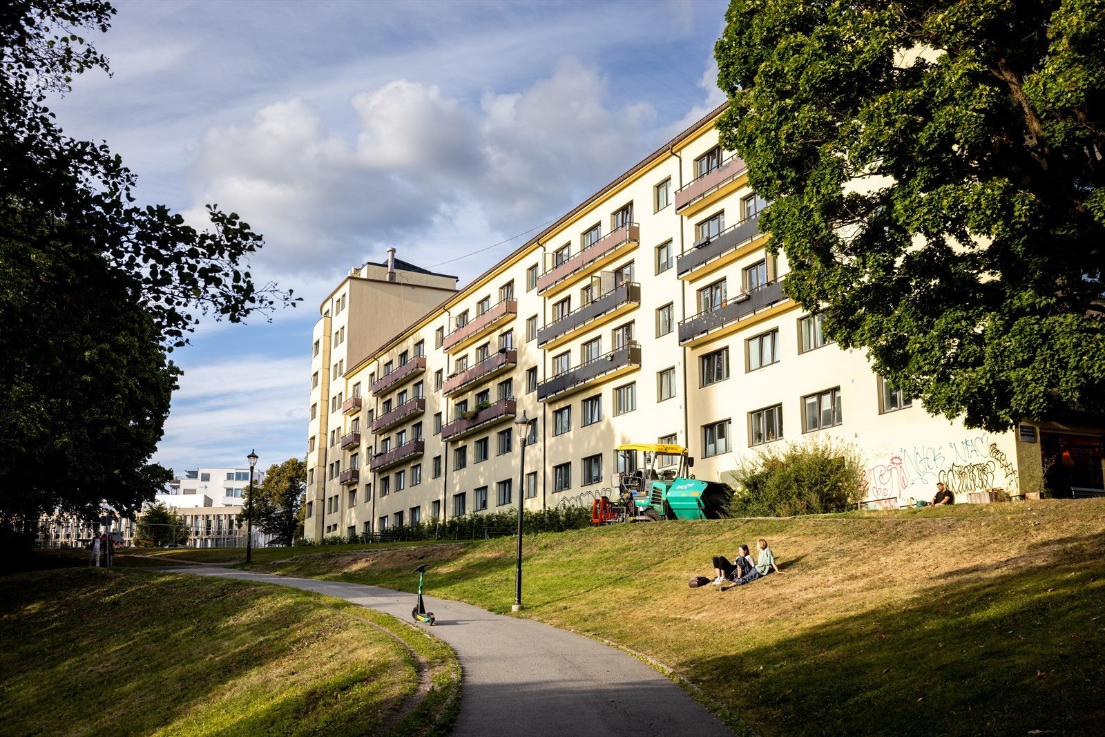 Akerselva er nærmeste nabo, som har bilfri gang- og sykkelvei som strekker seg helt fra sentrum, og opp til marka og Maridalsvannet. Galleribilde