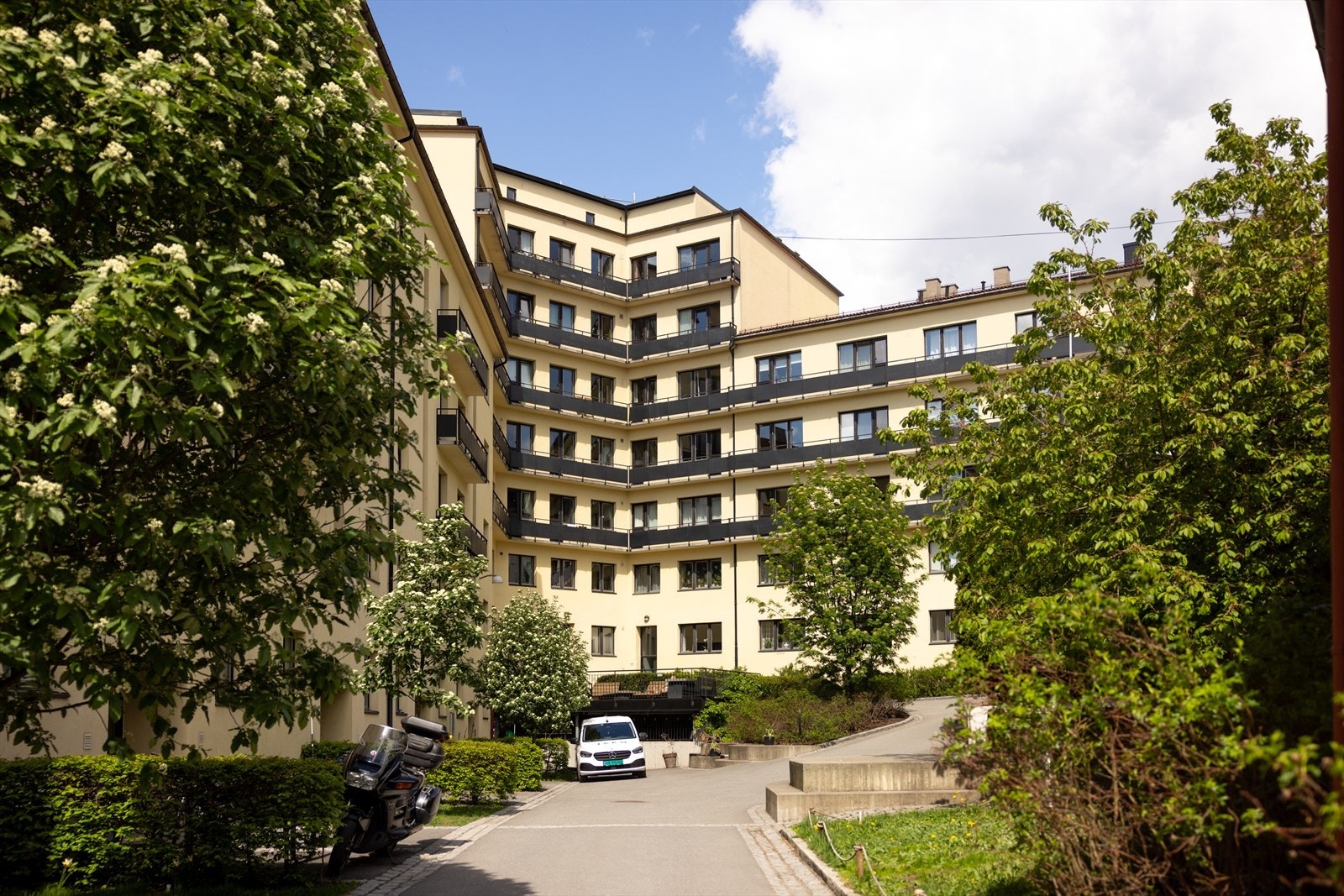 Borettslaget har en hyggelig og pent opparbeidet bakgård til glede for beboerne. Galleribilde