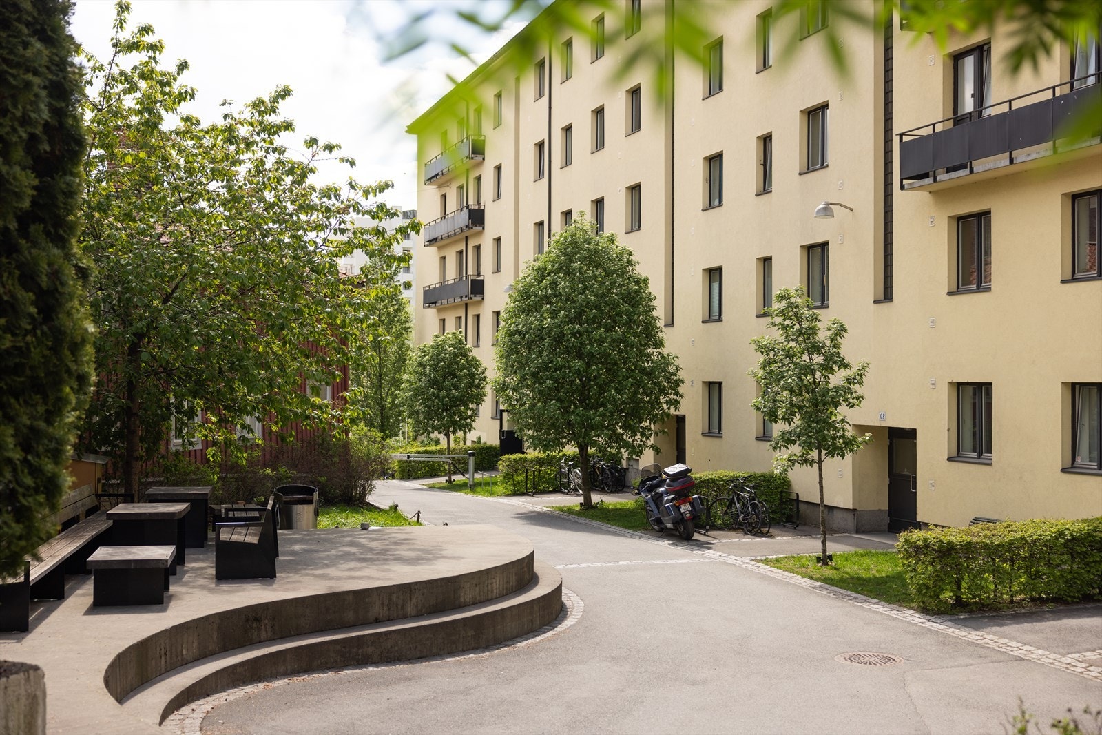 Her finnes blant annet sittegrupper, frodig beplantning og sykkelparkering. Galleribilde