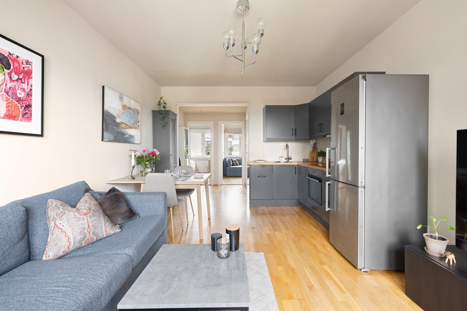 Leiligheten har radiator oppvarming via felles varmekilde, og fyring og varmtvann er inkludert i månedlige felleskostnadene. Galleribilde