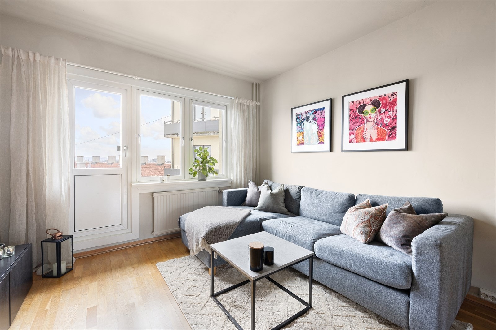 Stuen oppleves meget luftig, og er malt i en lys og behagelig fargetone. Galleribilde