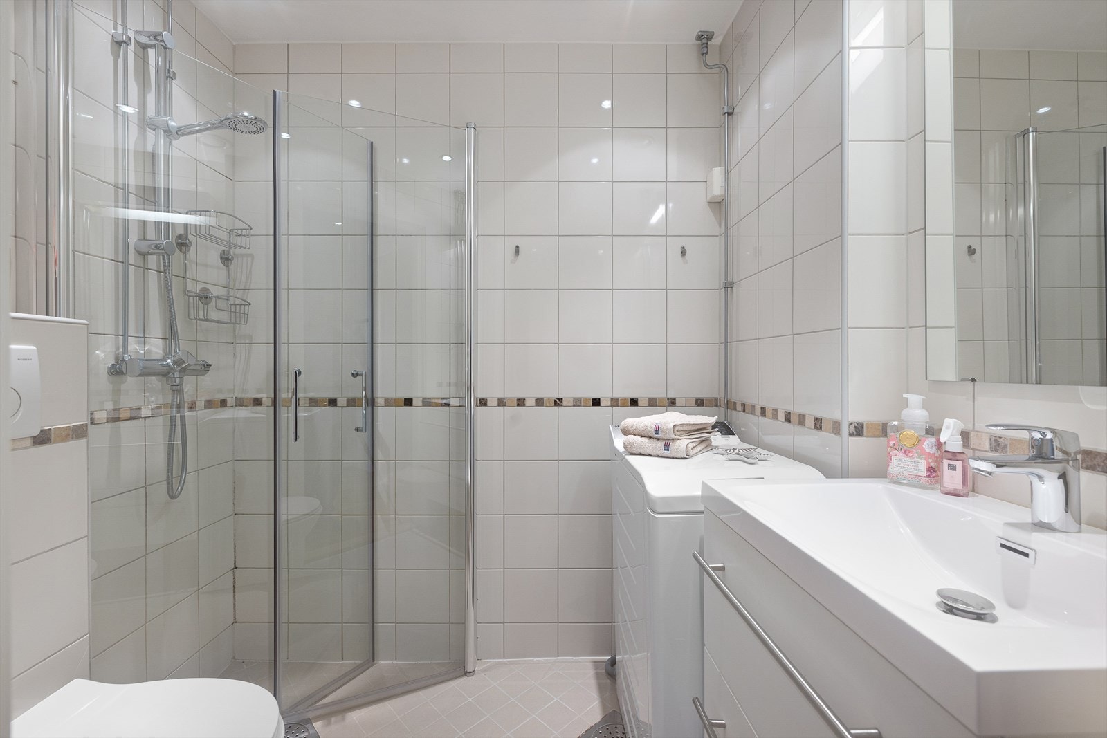 Badet er fra 2010, og ble pusset opp i regi av borettslaget. Nåværende eier har oppgradert både servant og dusjdører. Galleribilde