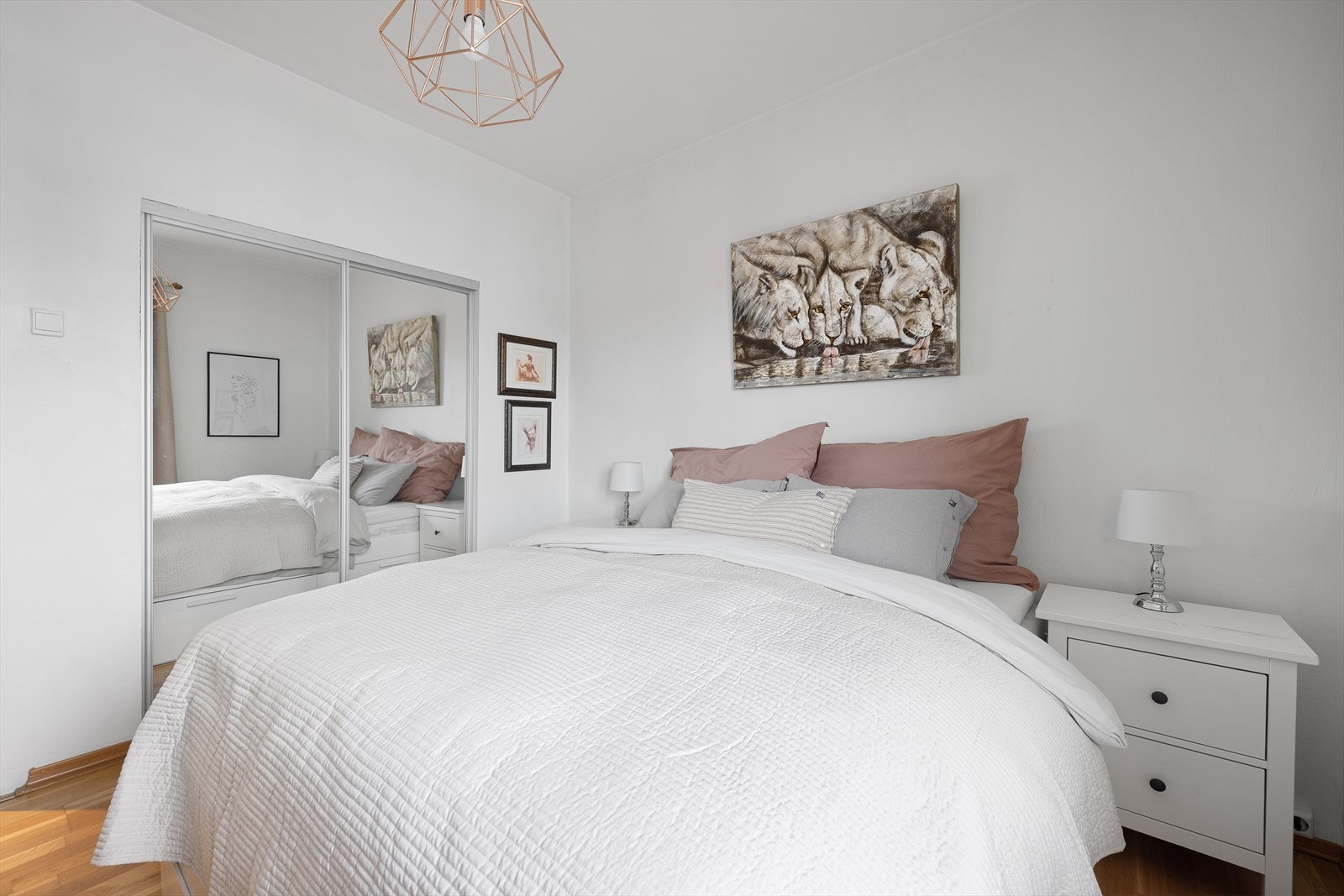 Det er i tillegg god plass til oppbevaring i skyvedørsgarderobe. Galleribilde