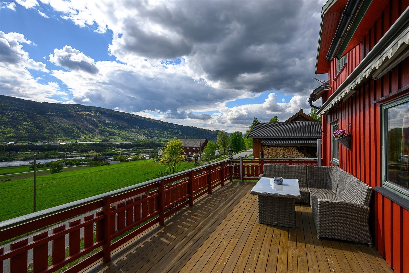 Den romslige verandaen har terrassebord av impregnert tre og rikelig med plass for utemøbler. Galleribilde