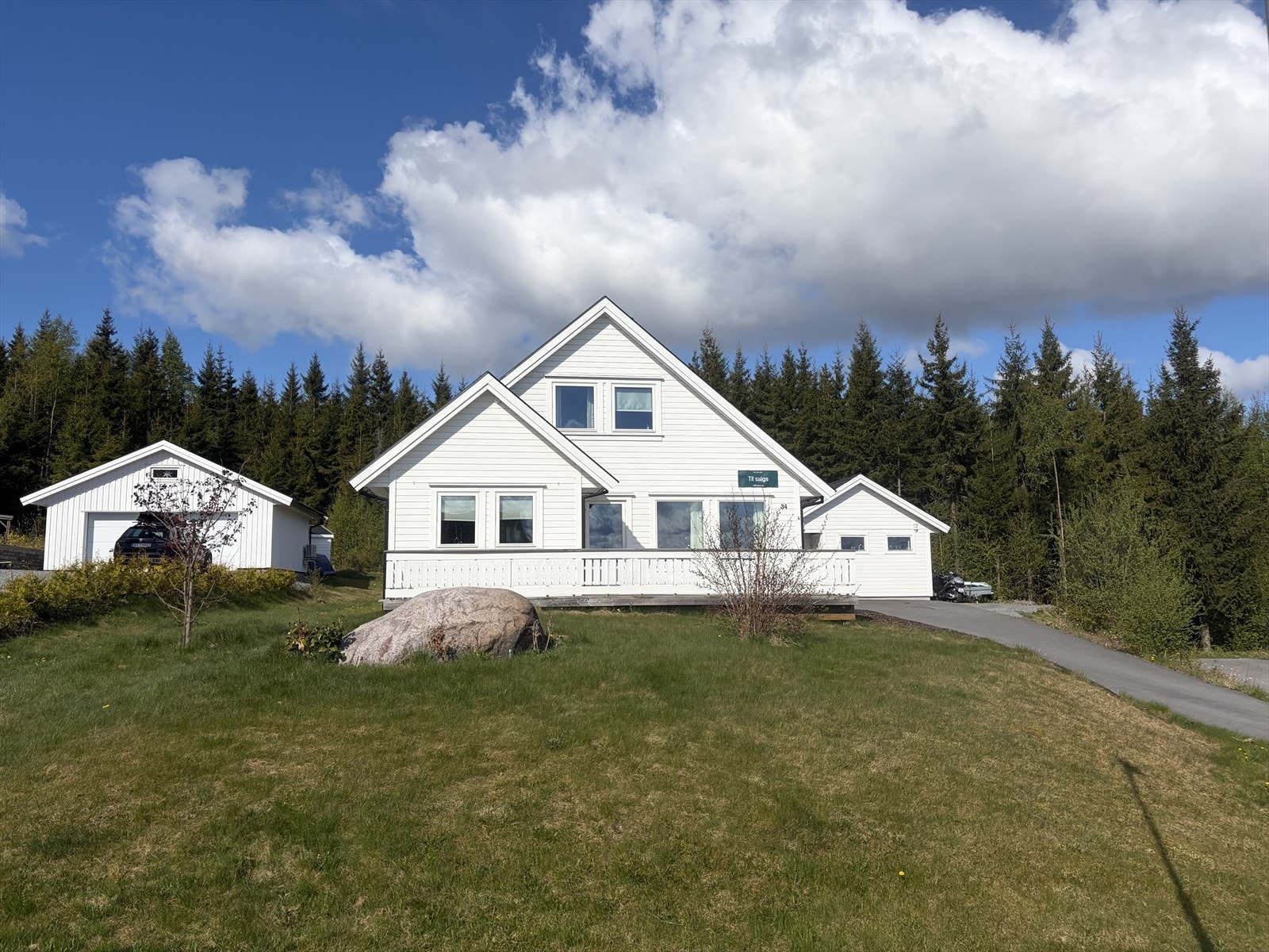 Det er godt med tumleplass på begge sider av boligen. Galleribilde