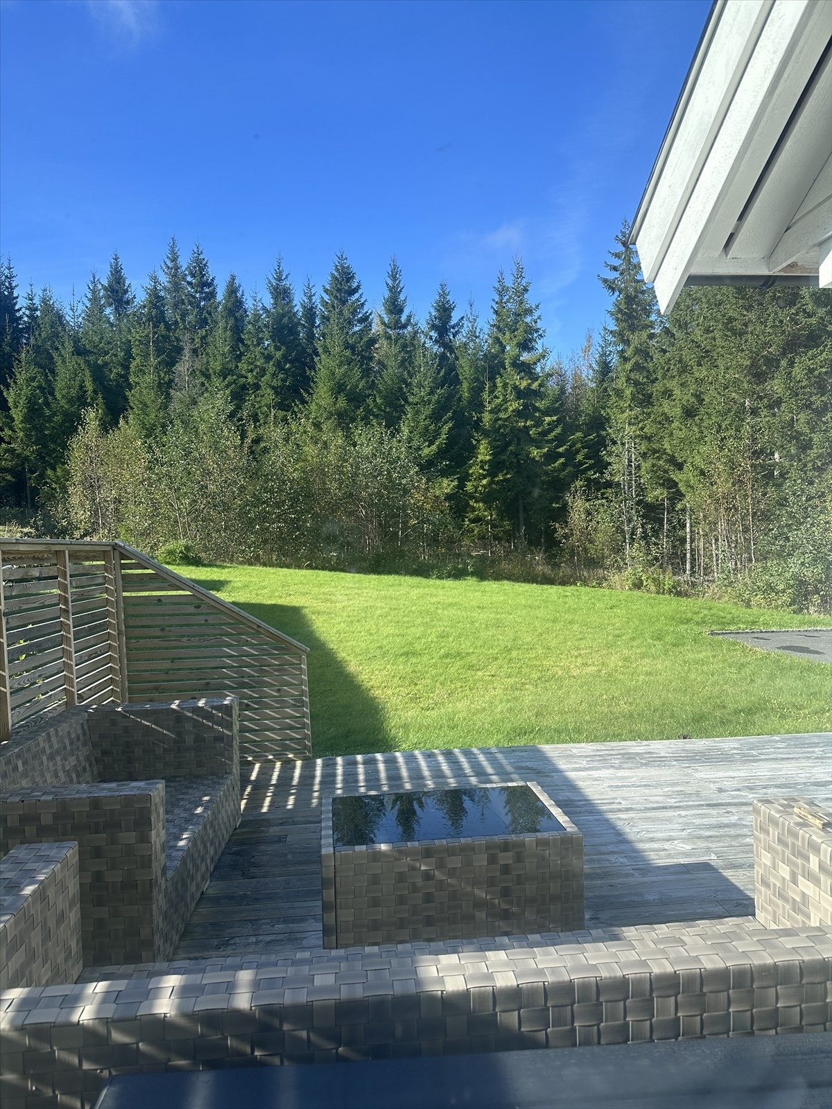 Fin terrasse på vestsiden av boligen. Galleribilde