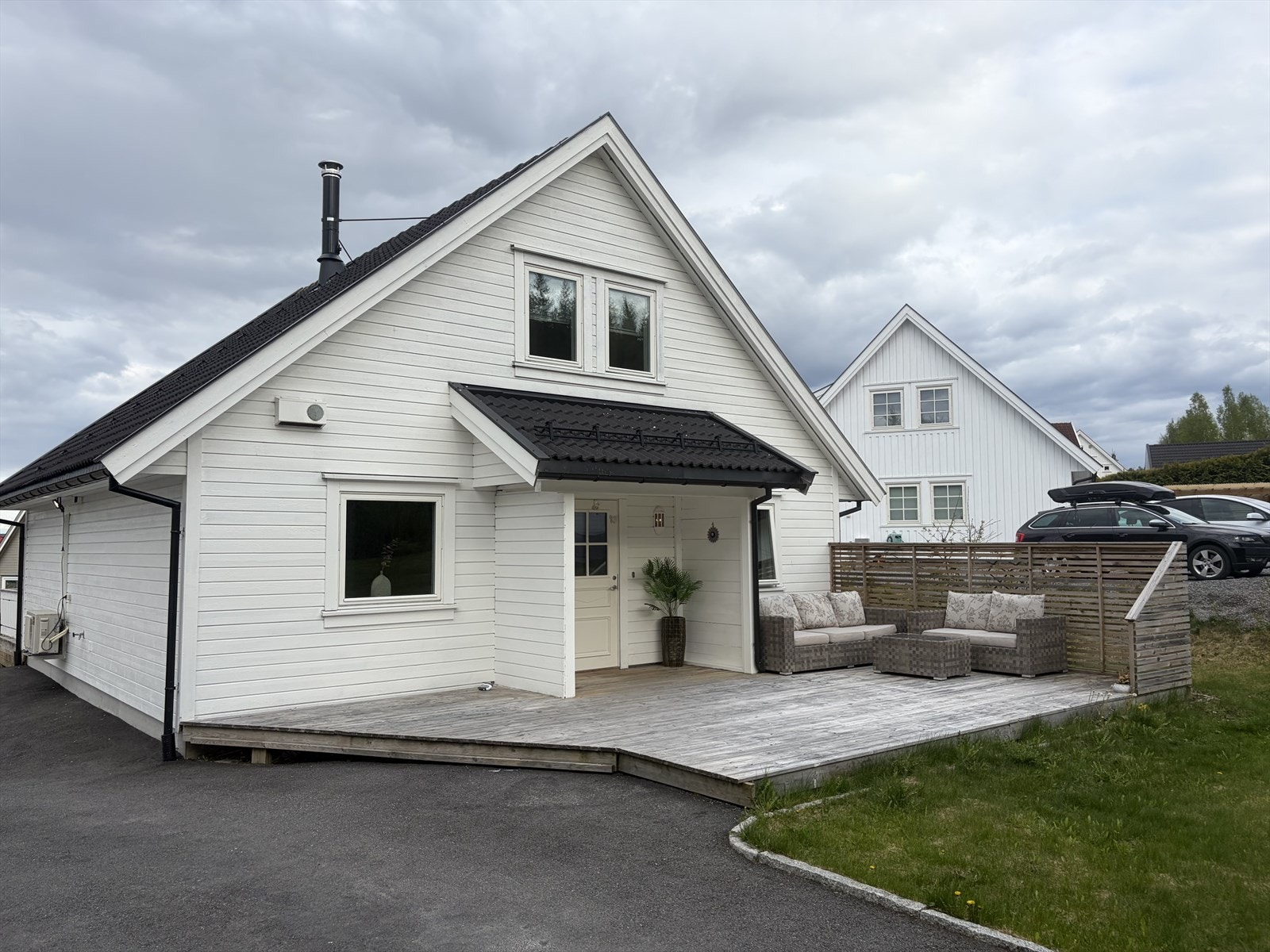 Fin stor terrasse på vestsiden av boligen, hvor man får kveldssolen. Galleribilde