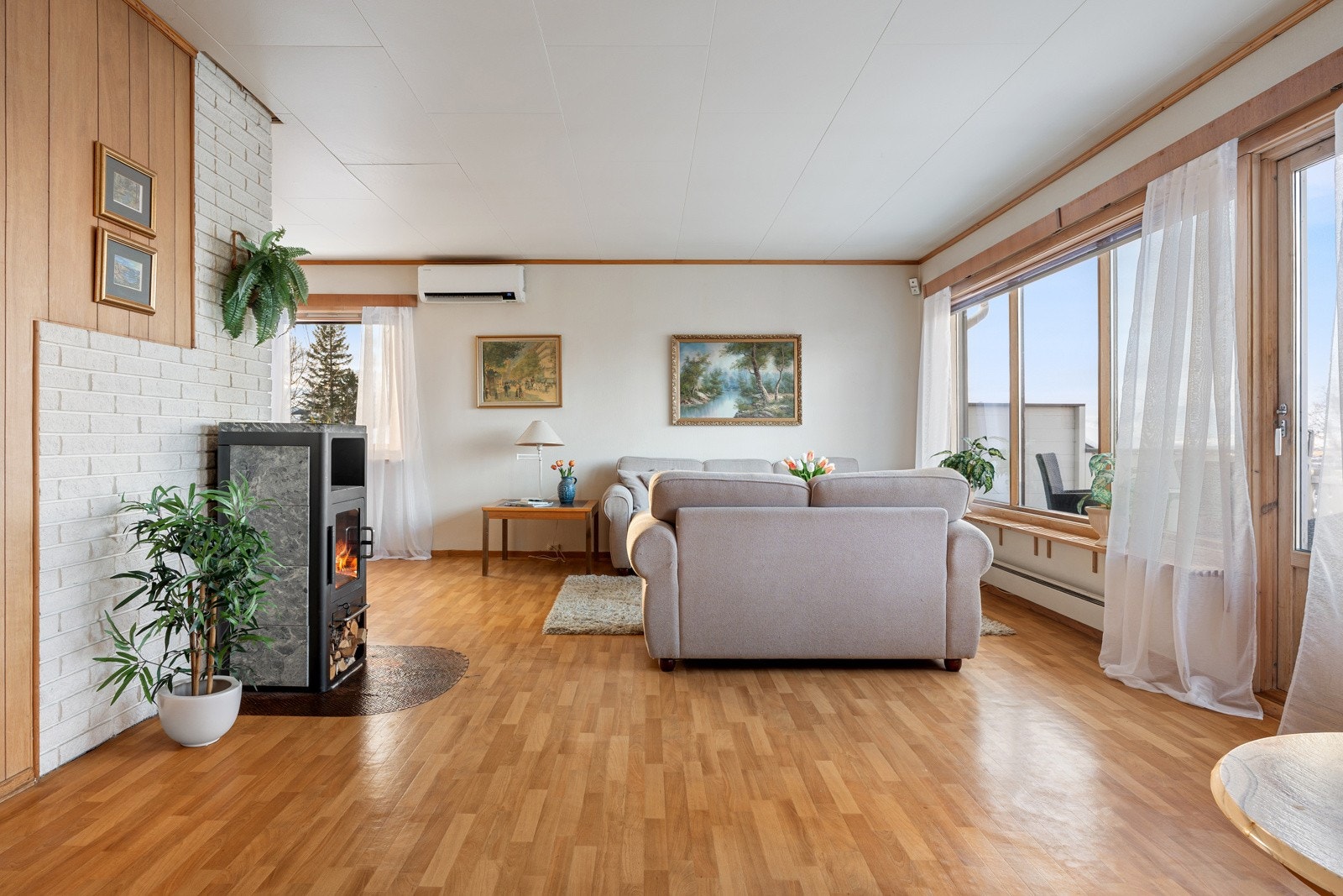 Boligen fremstår innholdsrik med flere muligheter for å innrede og møblere de sosiale sonene. Galleribilde