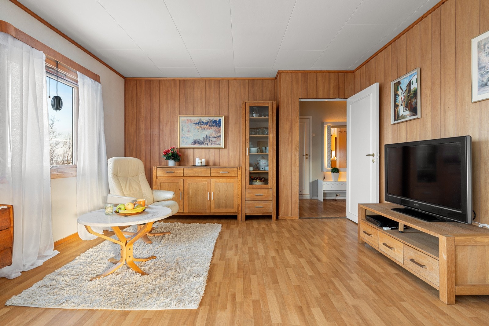 Stuen er delt opp i to soner. Galleribilde
