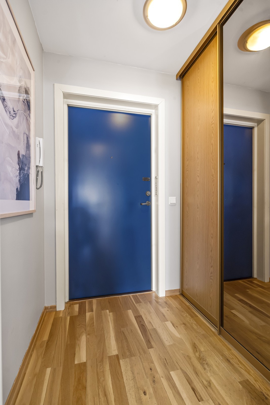 Entréen har skyvedørsgarderobe og port-telefon med fjernåpner til hoveddøren i første etasje. Galleribilde