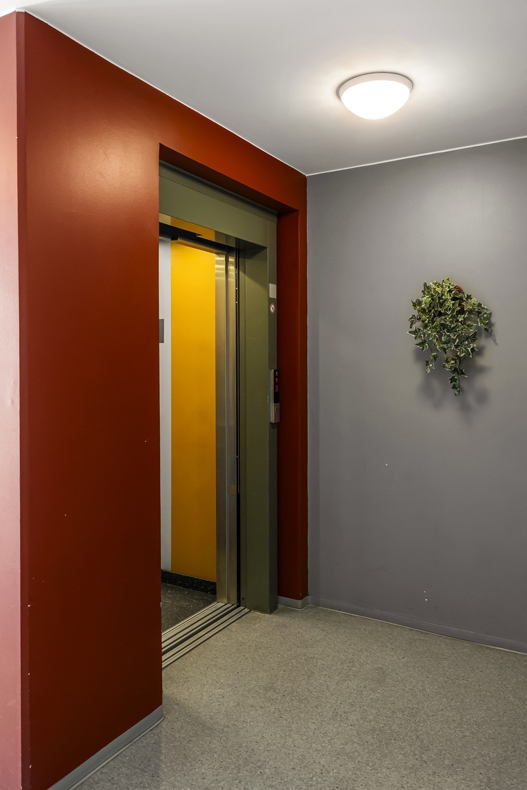 Heisen betjener alle etasjer og gir enkel adkomst fra parkeringskjelleren og opp til leiligheten. Galleribilde