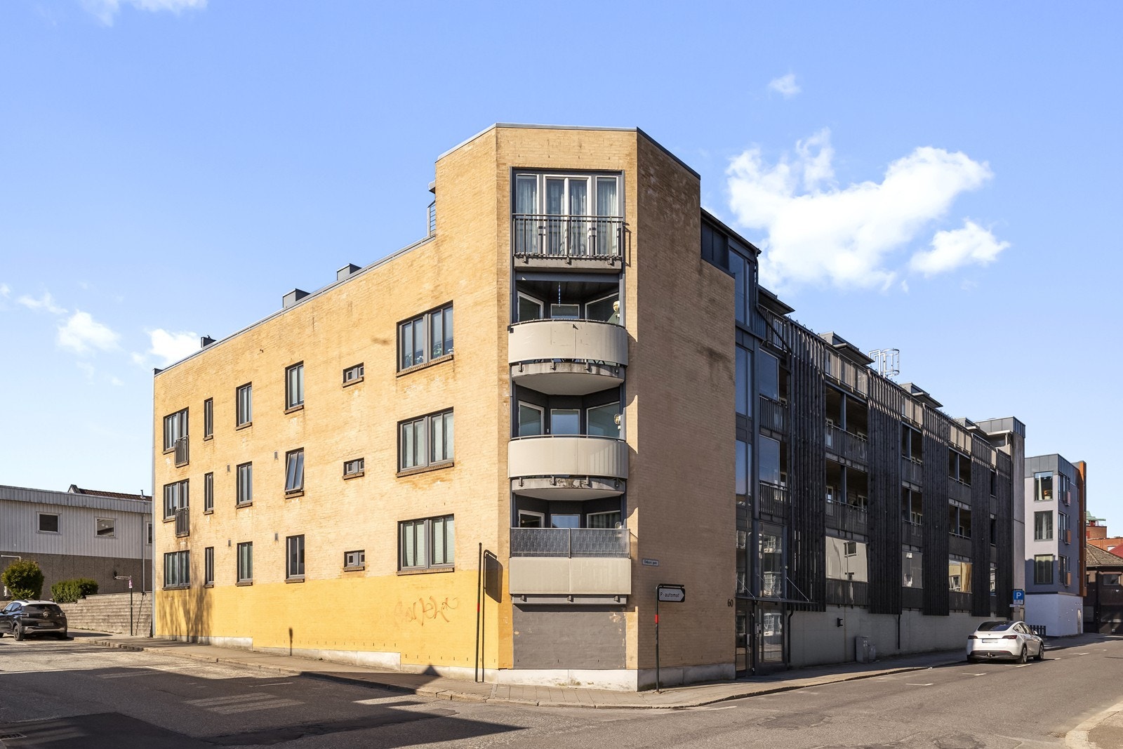 Leiligheten har en stor, sydvendt og overbygd veranda på 15 m² med flislagt gulv. Galleribilde