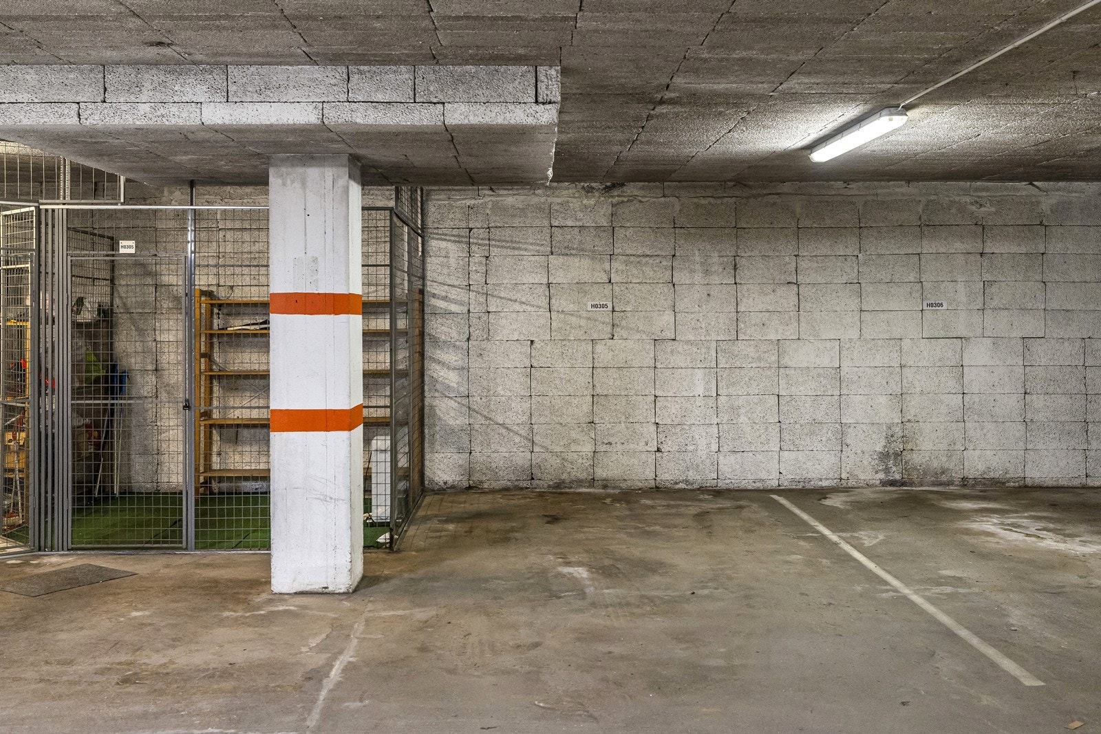 Det medfølger én biloppstillingsplass og en nettingbod på 5 m² i felles parkeringskjeller. Galleribilde