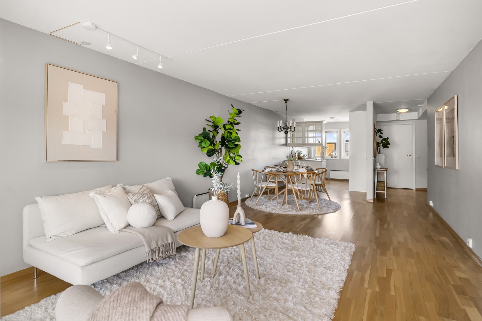 Stuen er romslig og gir god plass til både sofagruppe og spisebord, noe som skaper en sosial og åpen atmosfære. Galleribilde