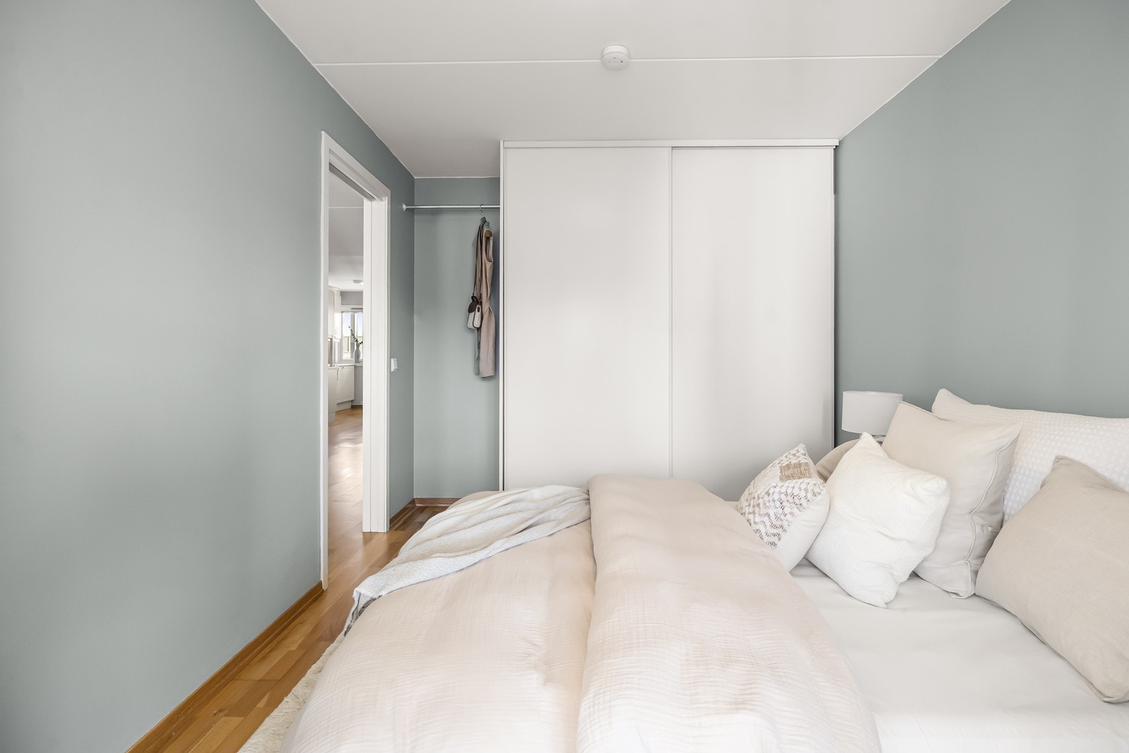 Rommet er utstyrt med en praktisk skyvedørsgarderobe som gir rikelig med oppbevaringsplass. Galleribilde
