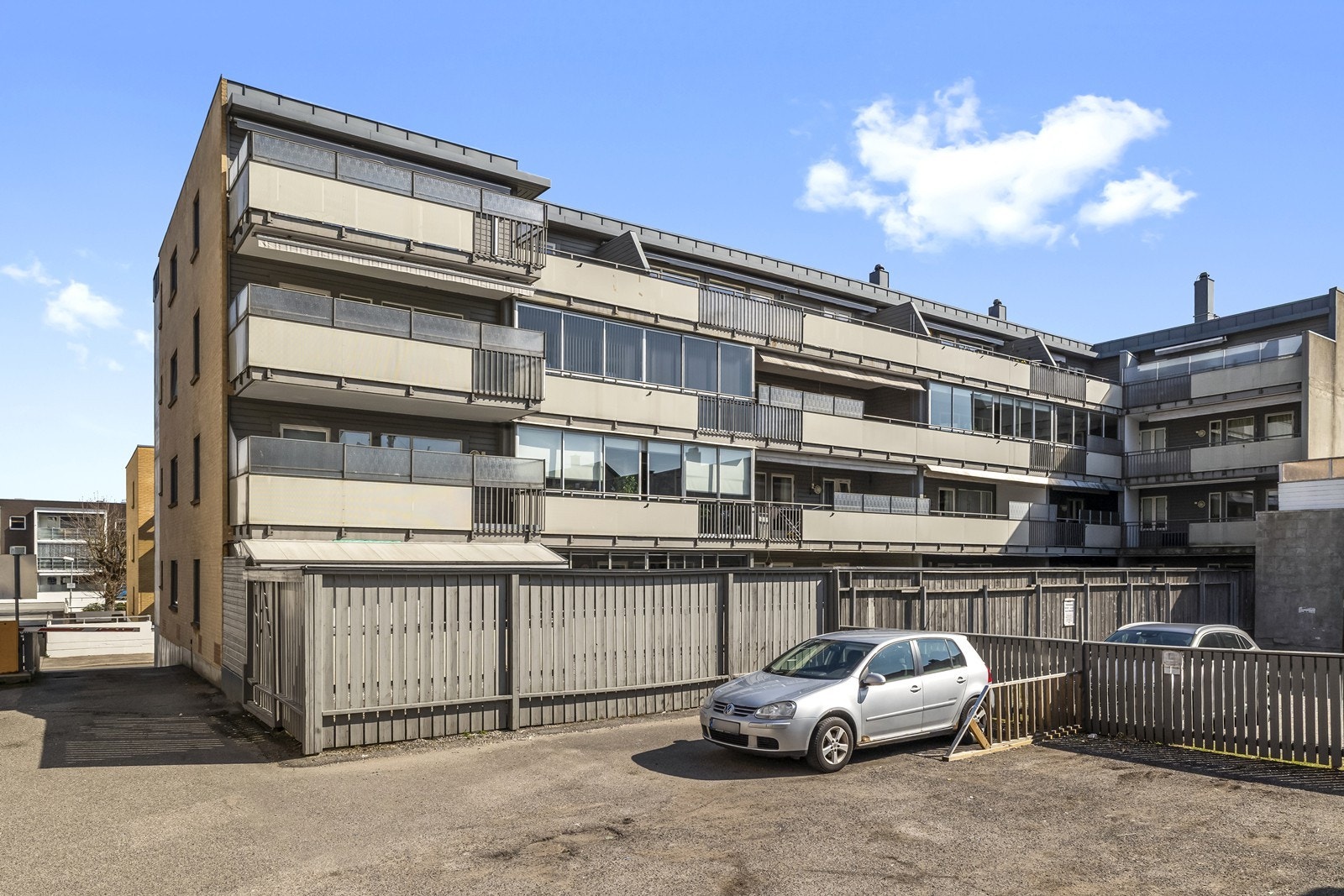 Bygget er oppført i 2003 med fasader forblendet med teglstein og kledd med trepanel. Galleribilde