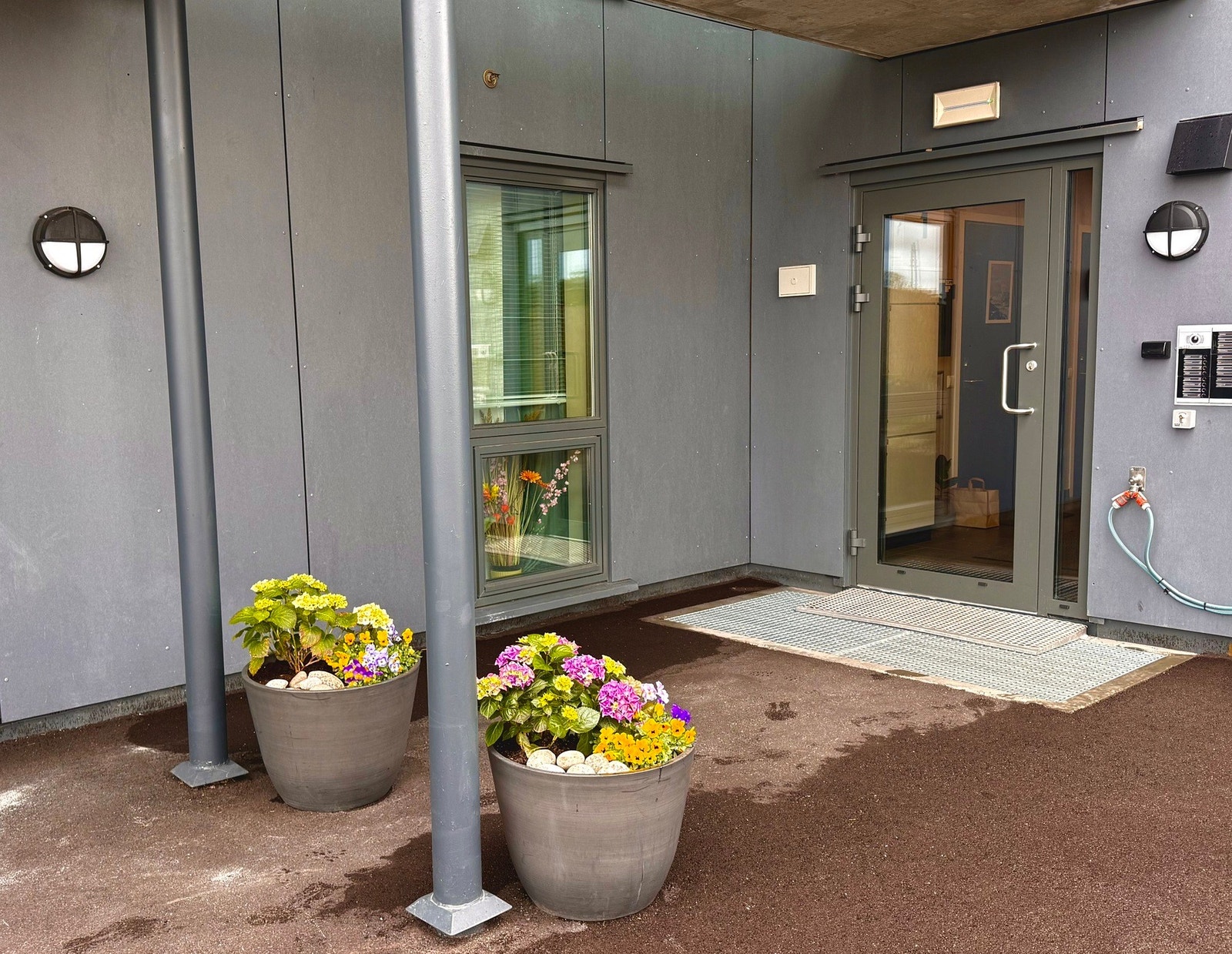 Velkommen inn - porttelefon gir trygg og enkel adkomst for både beboere og gjester Galleribilde