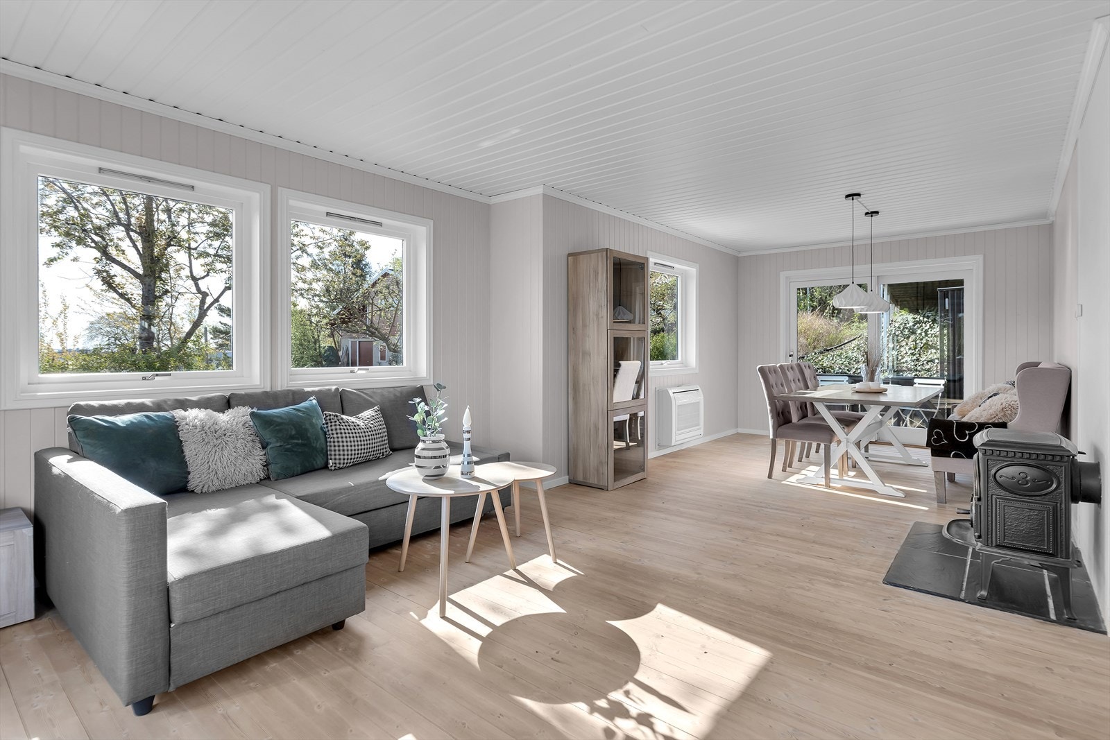 Stuen er smart utformet med naturlig inndeling mellom salong- og spisestuesoner, noe som gir både funksjonalitet og et elegant uttrykk. Galleribilde