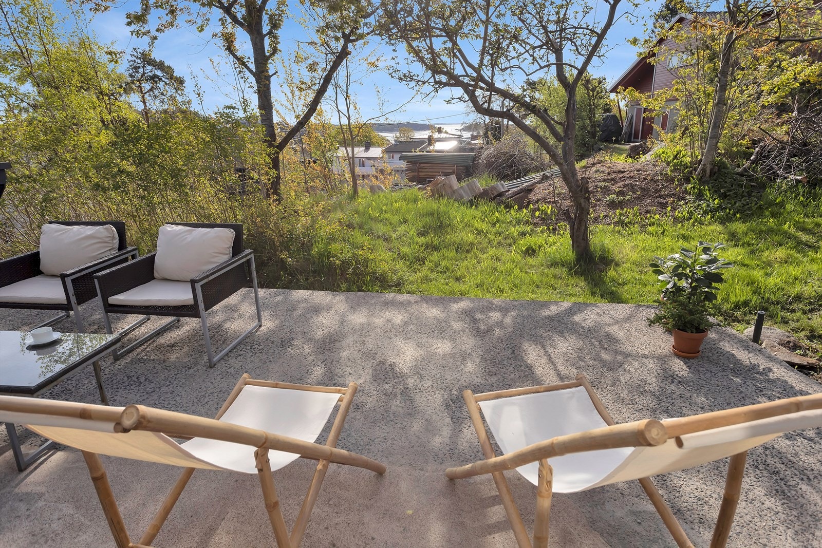 Dette er et trygt og familievennlig område hvor hverdagslogistikken er enkel, med gangavstand til både skoler, butikker og fritidsaktiviteter. Galleribilde