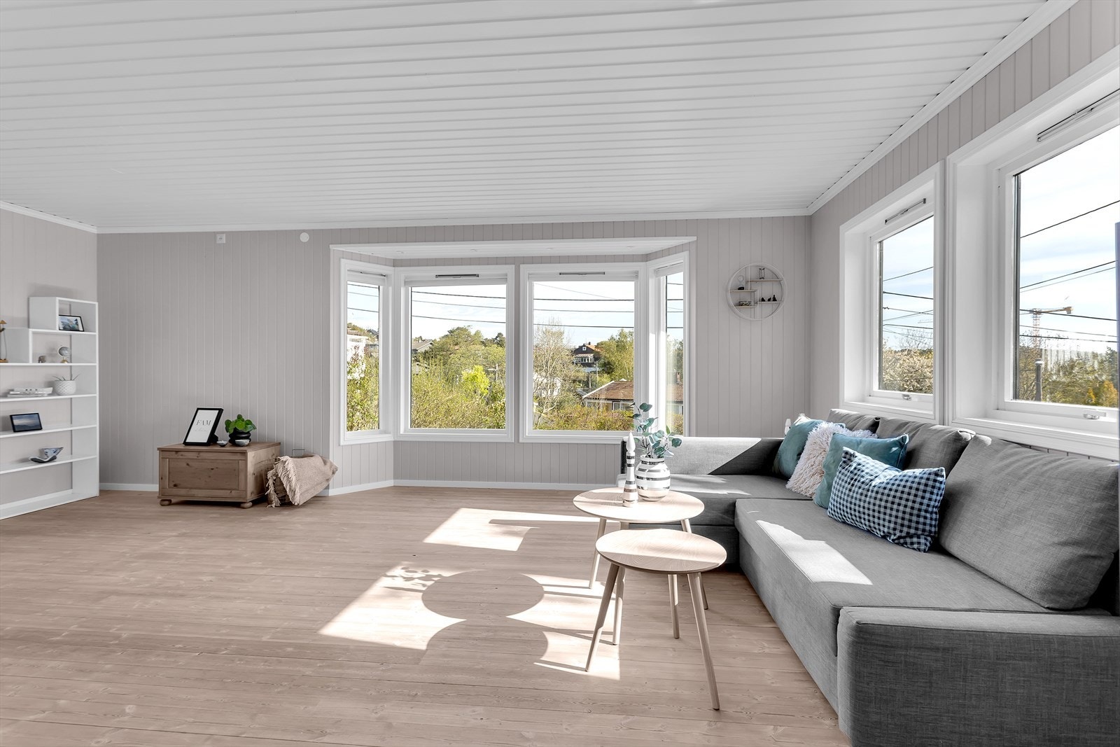 Denne eneboligen, beliggende i et veletablert og ettertraktet boligområde i Vågsbygd, er det perfekte valget for deg som ønsker både komfort og nærhet til natur og byliv. Galleribilde