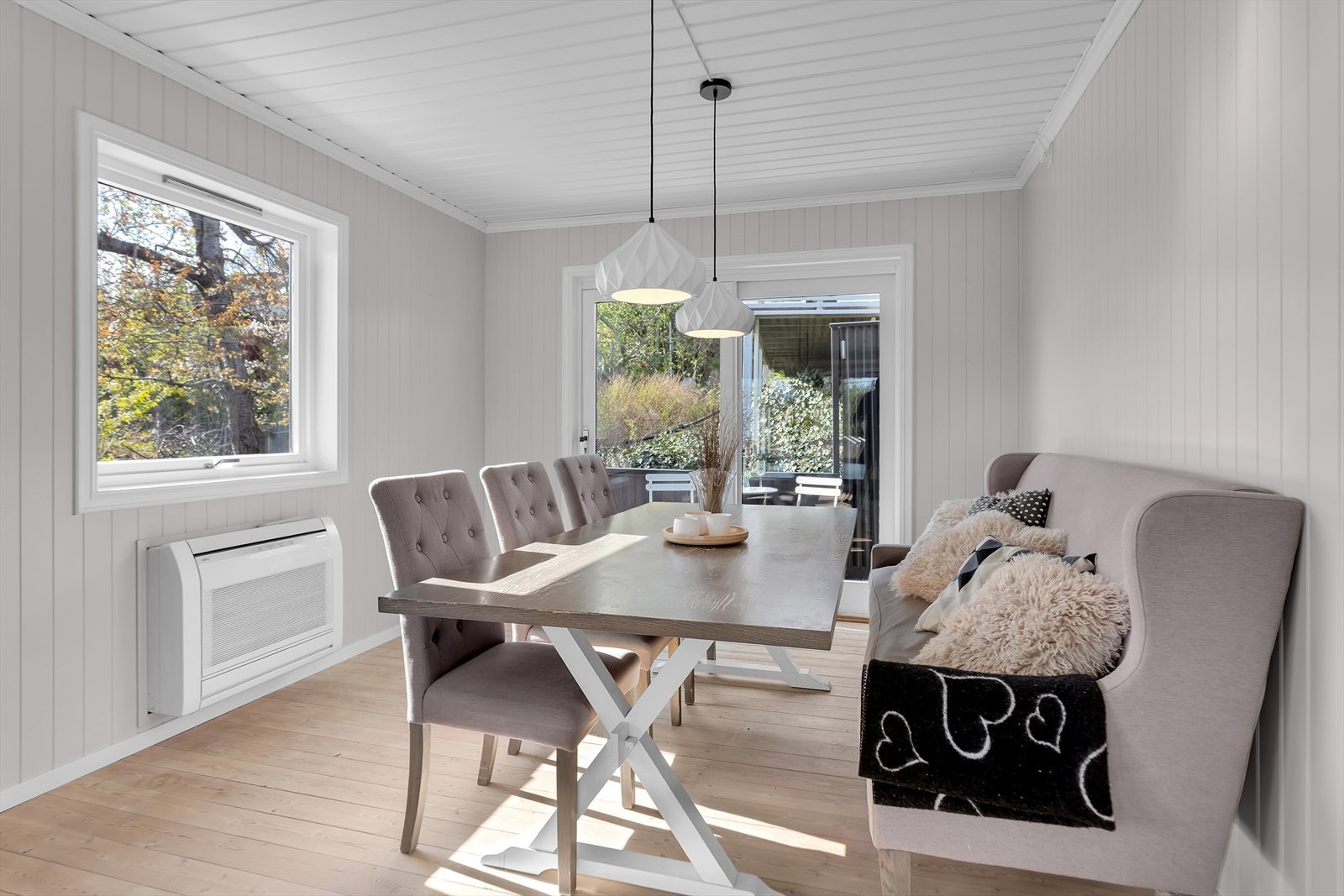 Fra stuen har du direkte utgang til uteplassen via en solid og stilfull skyvedør, som gjør det enkelt å kombinere inne- og uteliv. Galleribilde