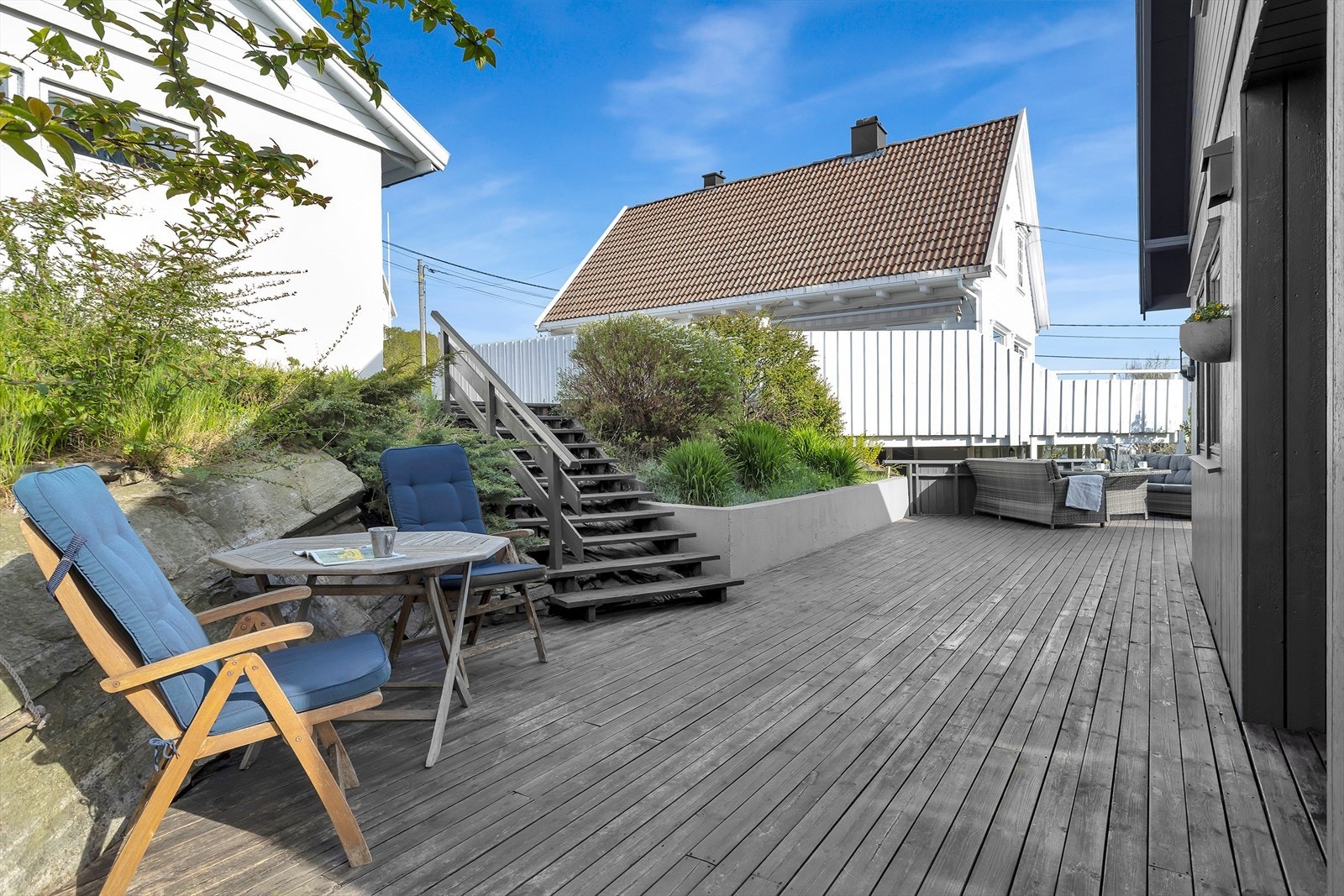 Uteområdet gir boligen en helhet som virkelig lar deg nyte livet utendørs. Galleribilde