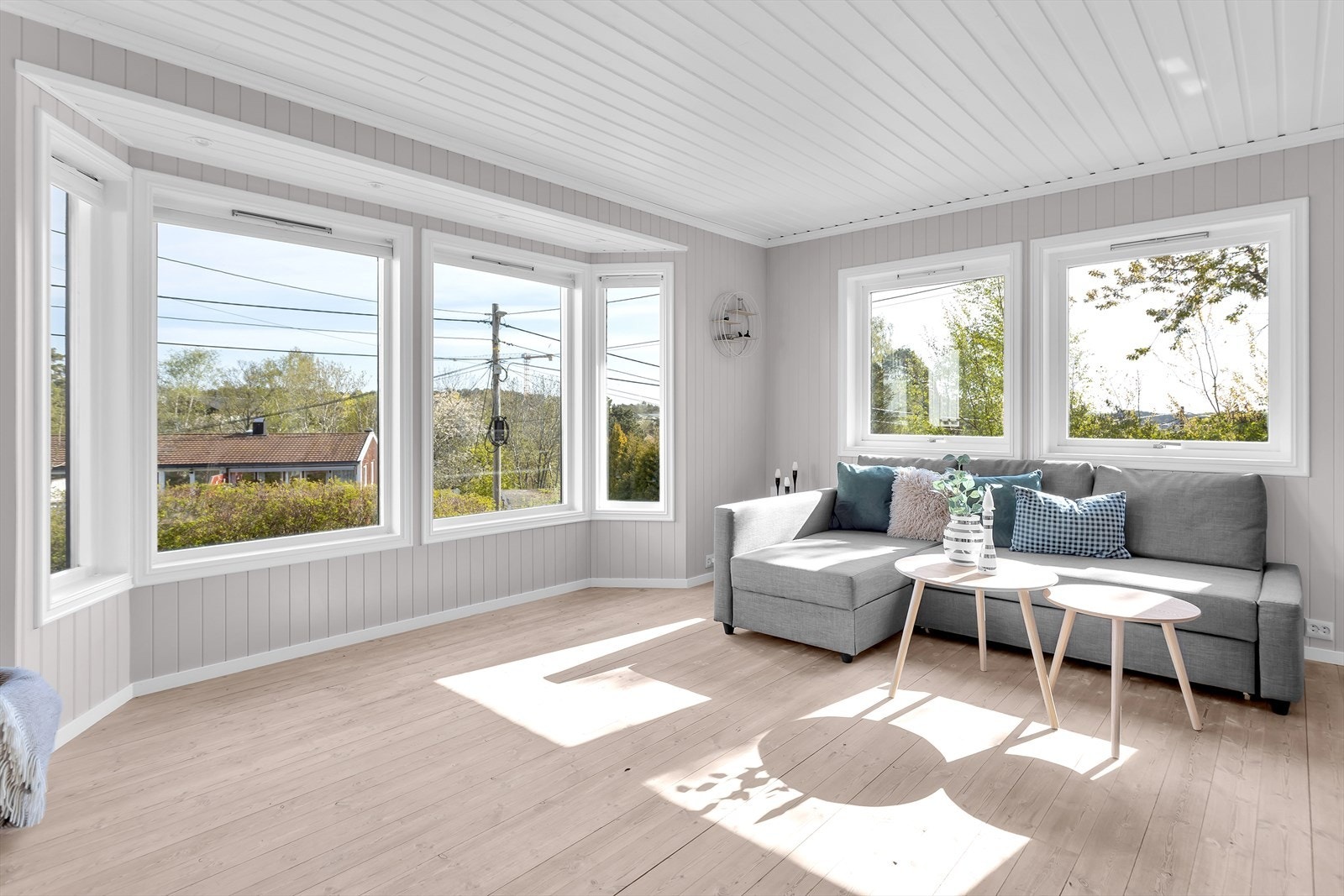Velkommen til en lys og romslig stue med moderne og smakfullt fargevalg. Galleribilde