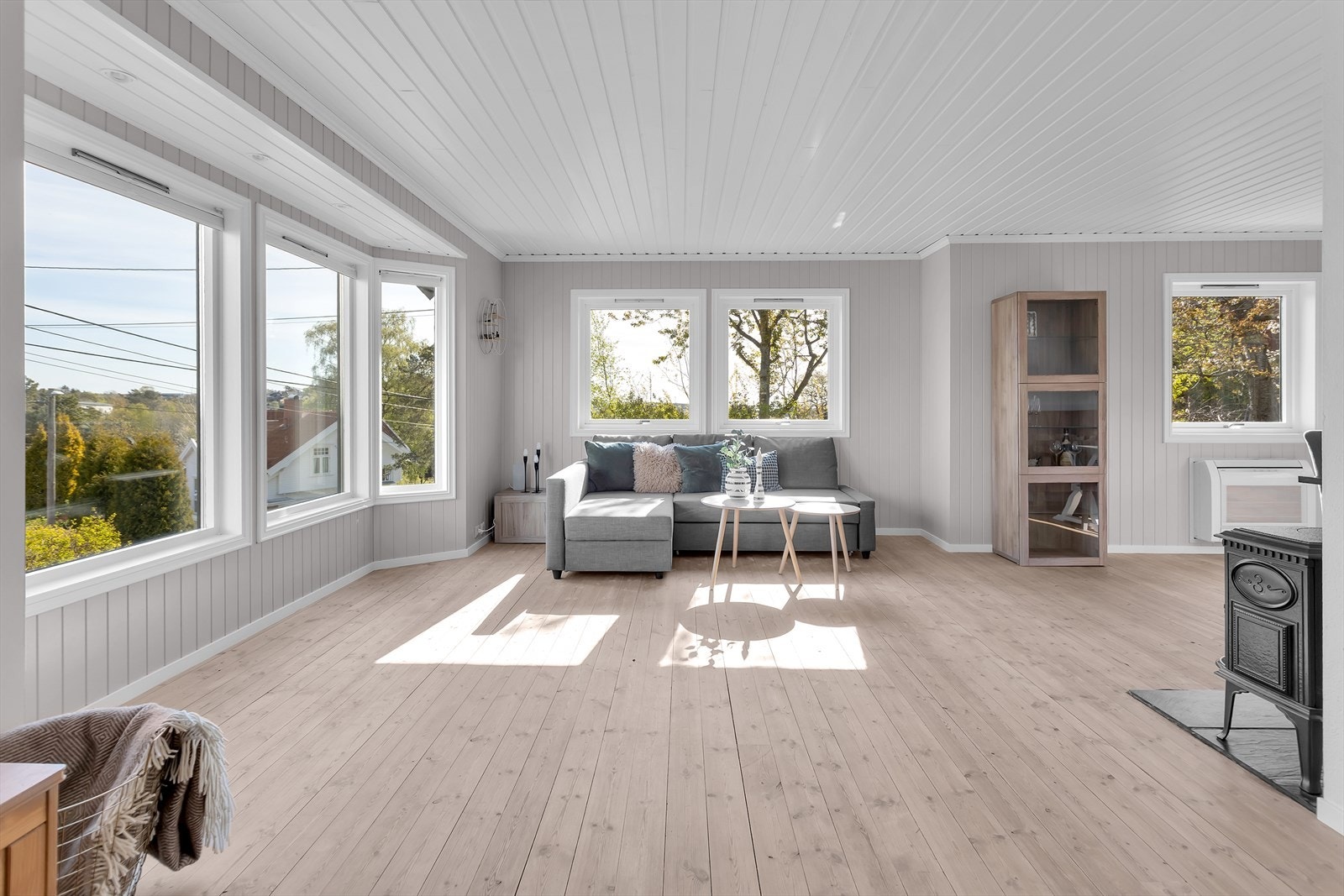 De store vindusflatene slipper inn rikelig med naturlig lys og skaper en åpen og trivelig atmosfære - et perfekt sted for både hverdagsliv og sosiale sammenkomster. Galleribilde