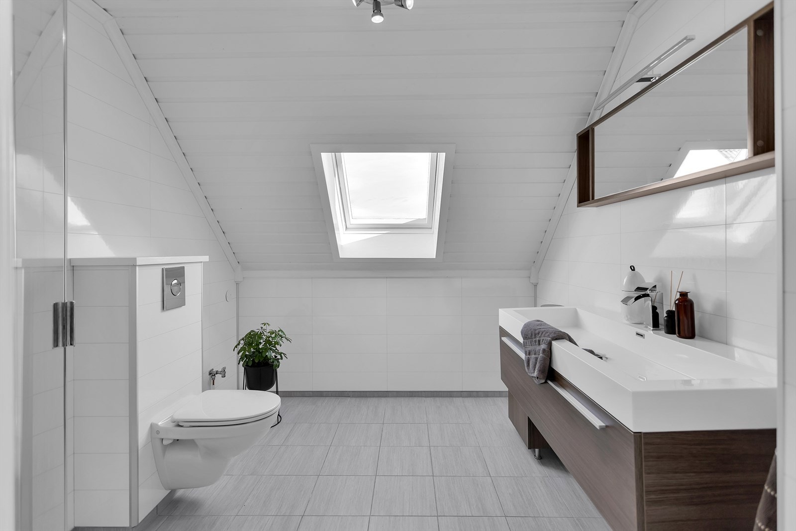 Delikat baderom fra 2015, utført med moderne løsninger og stilrene materialer. Badet har våtromsplater på veggene og flislagt gulv med behagelig varme fra varmekabler. Galleribilde