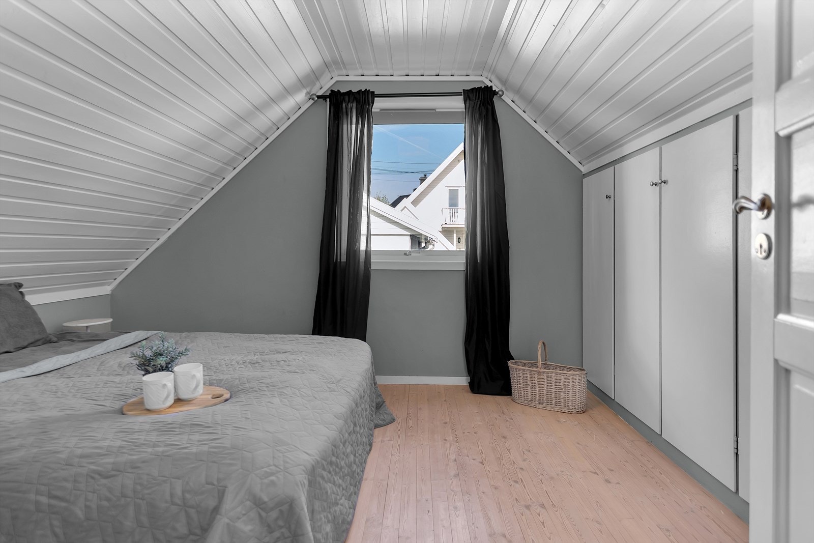 To av soverommene er utstyrt med integrerte garderober, som gir en ryddig og plassbesparende løsning. Galleribilde