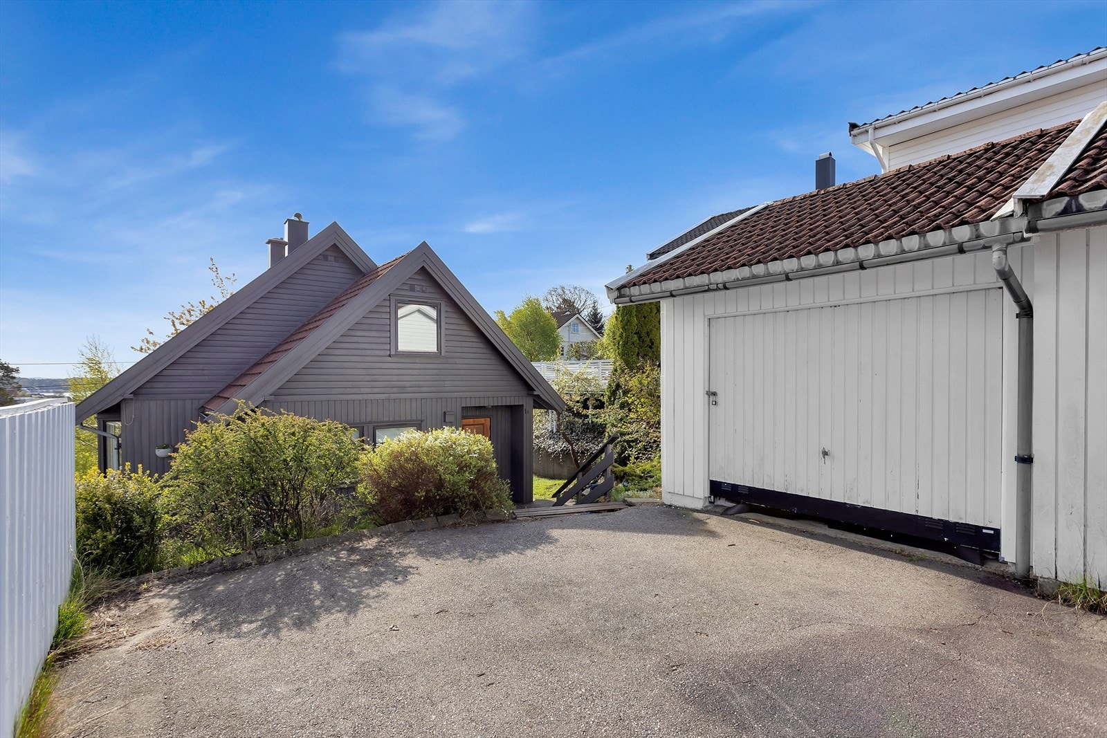 Garasje i rekke på nabotomten. Galleribilde