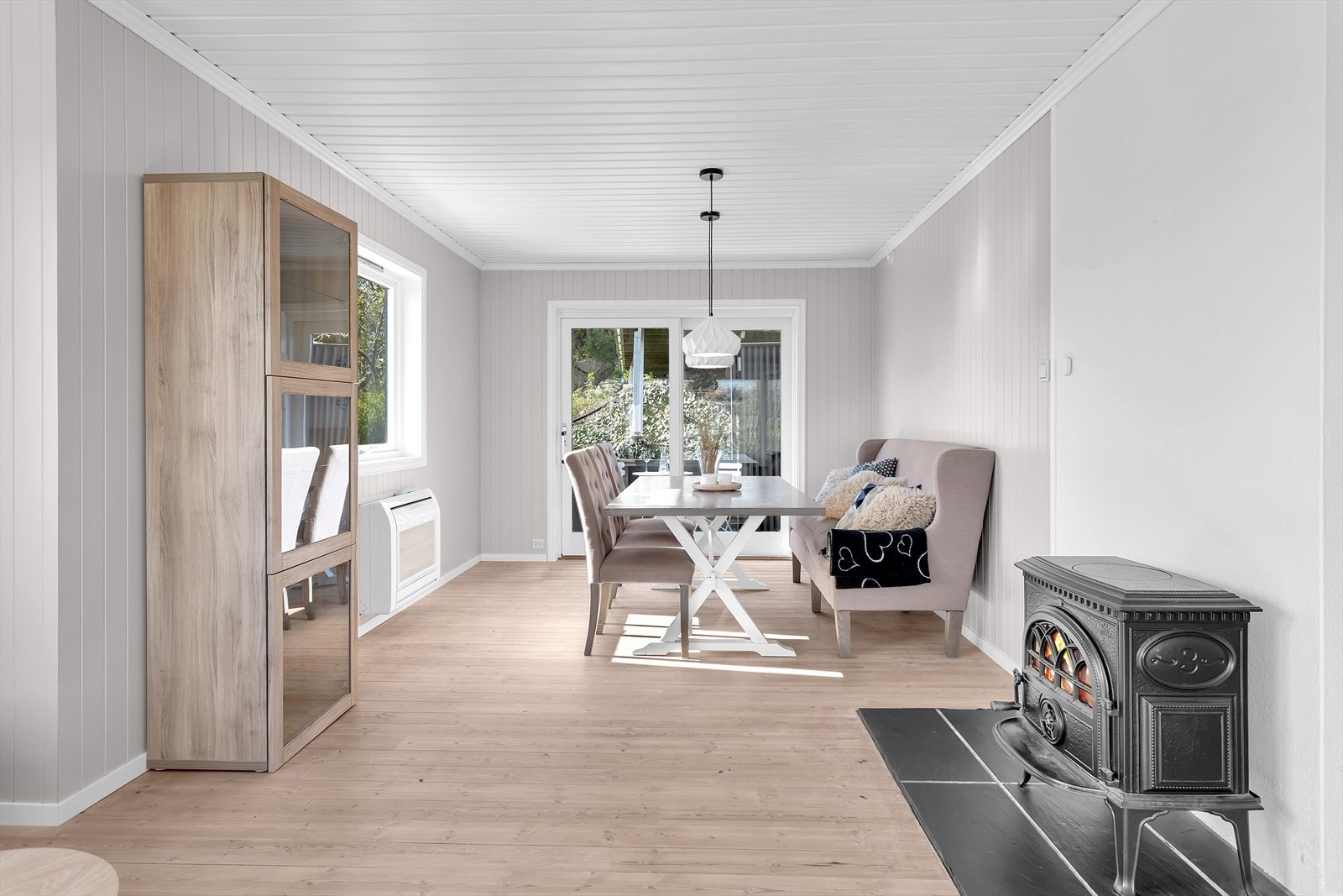 For ekstra komfort er stuen utstyrt med både varmepumpe og vedovn, som sikrer effektiv oppvarming hele året og en lun stemning på kjølige dager. Galleribilde
