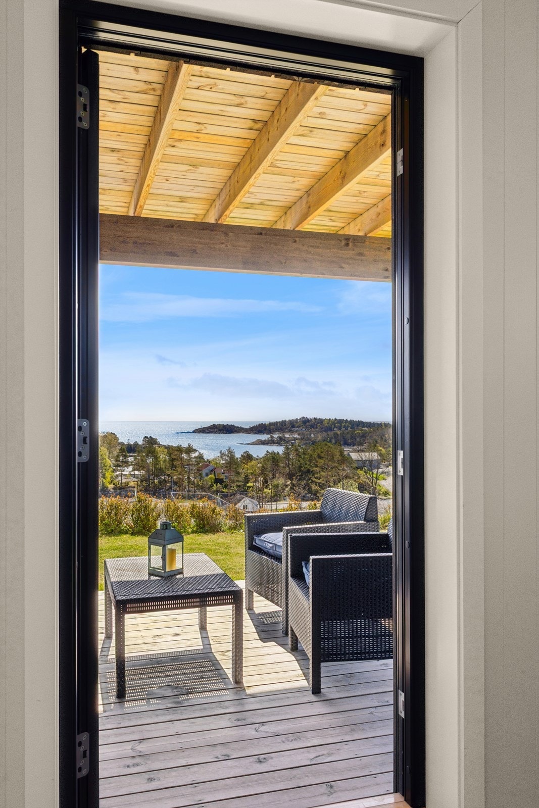 Uteplassen til den separate leiligheten har en romslig markterrasse med god plass til møblering, hvor man kan nyte den nydelige utsikten utover fjorden og områder rundt. Galleribilde