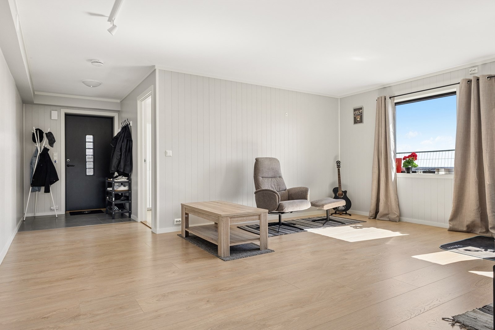 Leiligheten i første etasje har egen inngang og fremstår som en praktisk og selvstendig enhet. Galleribilde