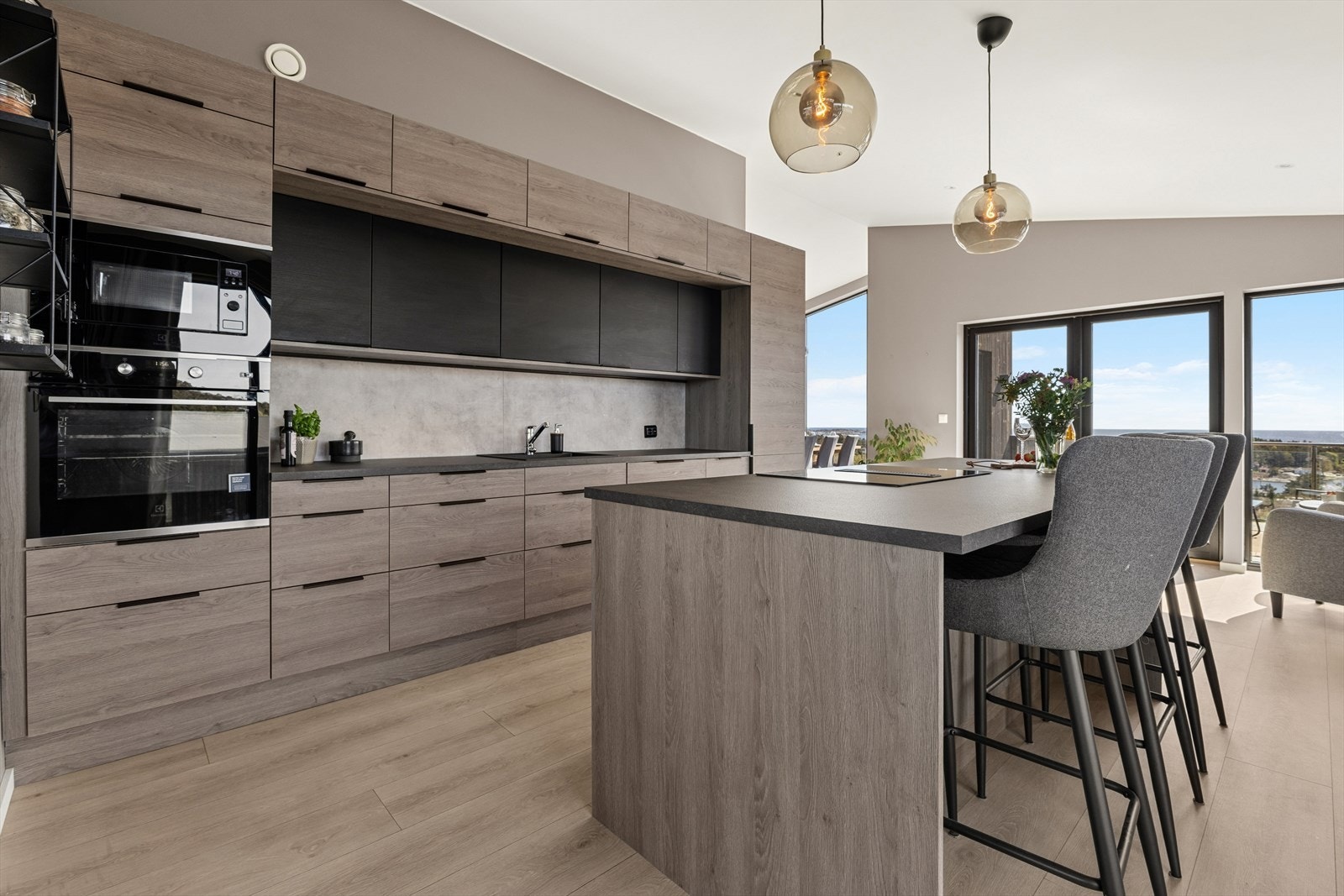 Kjøkkenet fremstår som både tiltalende og moderne, med en stilren innredning fra Aubo i tidsriktig utførelse med slette fronter. Galleribilde