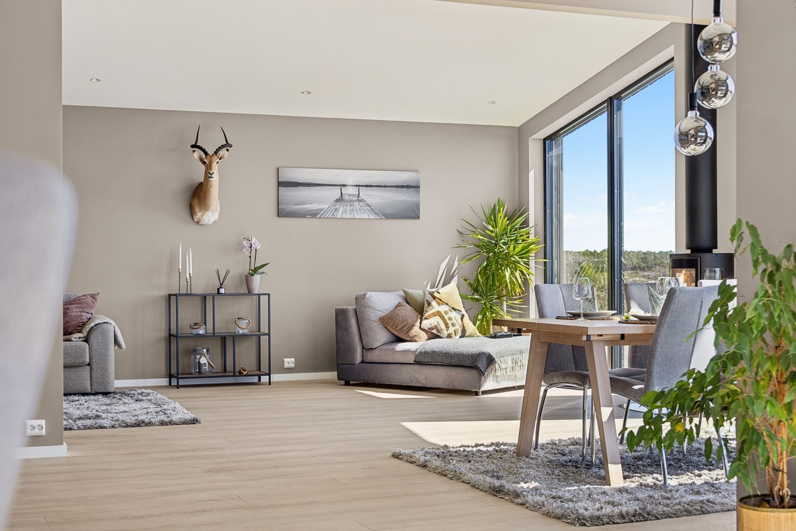 Oppholdsrommet byr på god plass til både en romslig sofagruppe og spisebord, og legger til rette for hyggelige sammenkomster og en sosial hverdag. Galleribilde