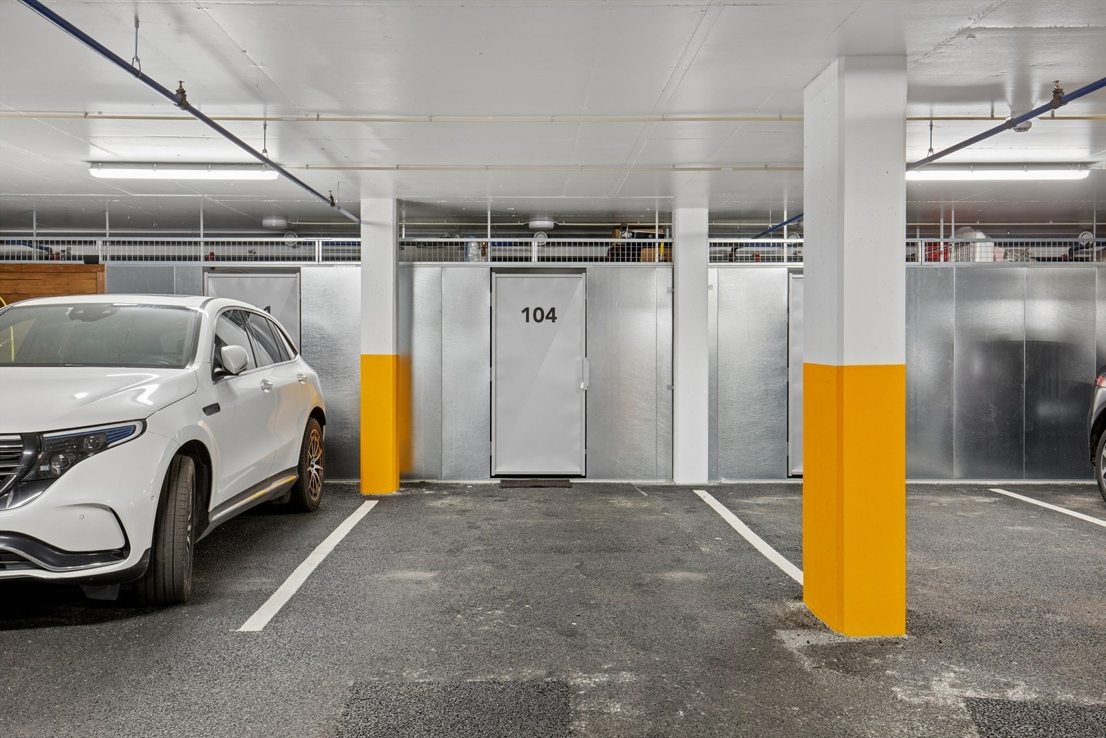 Leiligheten disponerer fast parkeringsplass med en bod på 5 kvm i bakkant i lukket garasjeanlegg. Galleribilde