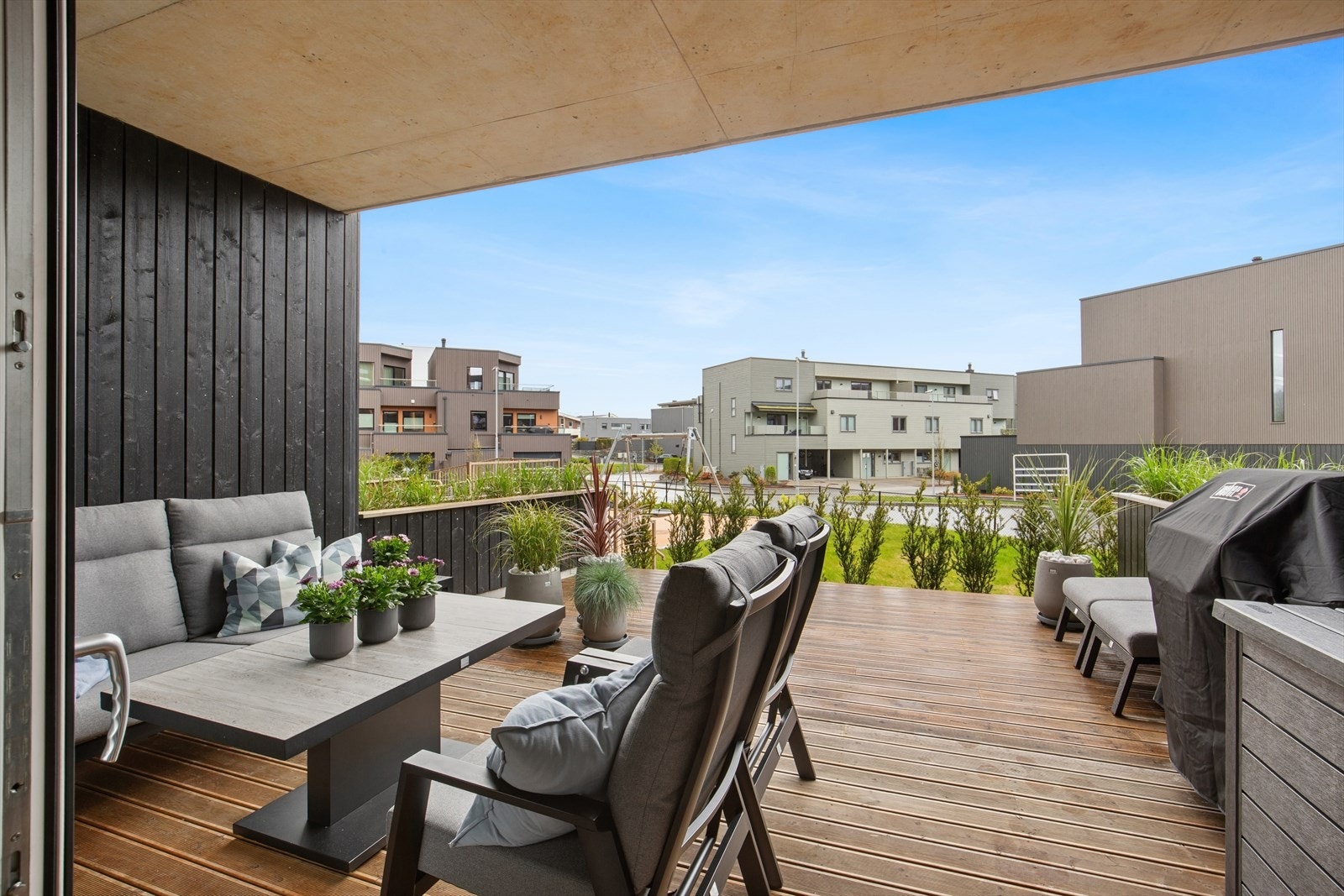 Beliggenheten på bakkeplan gir en stor uteplass med en delvis overbygget terrasse på hele 26 kvm. Galleribilde