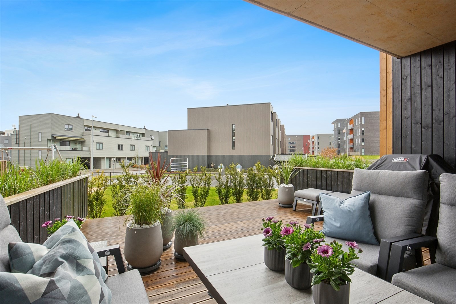 Her har man god plass til å møblere med både sittegruppe og grill, og samle familie og venner for fine sommerdager. Galleribilde