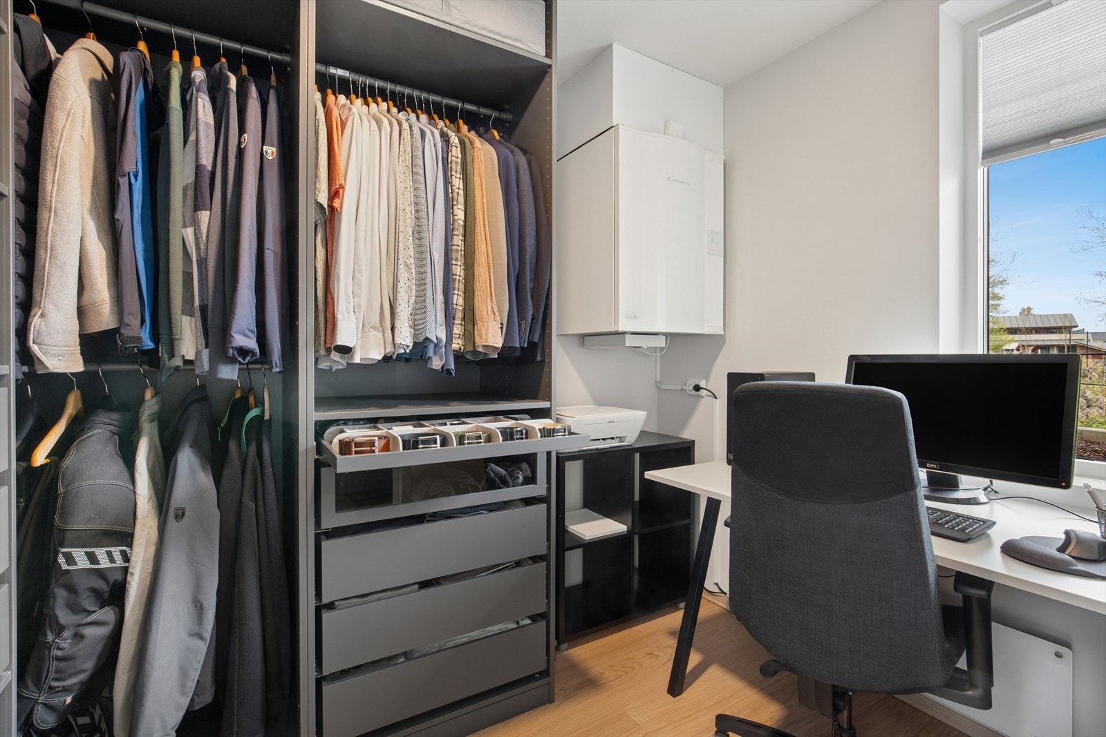 I tilknytning til soverommet finner man en bod som i dag er innredet med stor garderobe og kontor (se punkt "ferdigattest"). Galleribilde