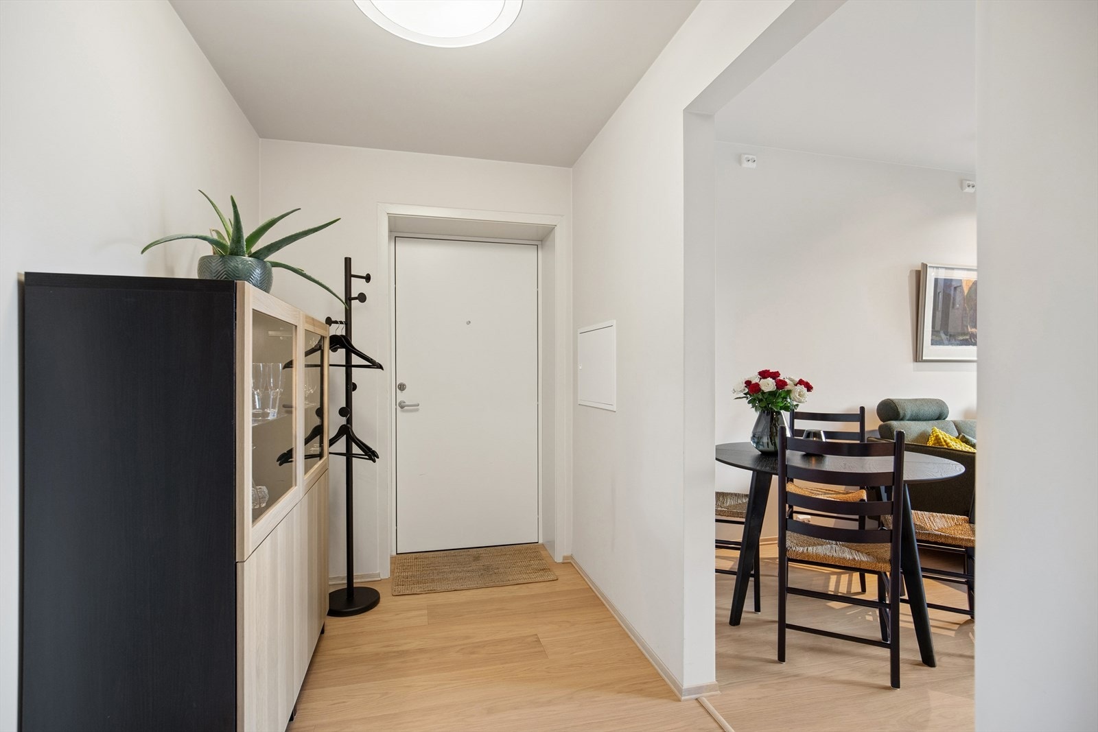 Man ønskes velkommen inn i en lys entré hvor man har rom til å møblere med garderobe hvor man kan henge fra seg yttertøy og sko. Galleribilde