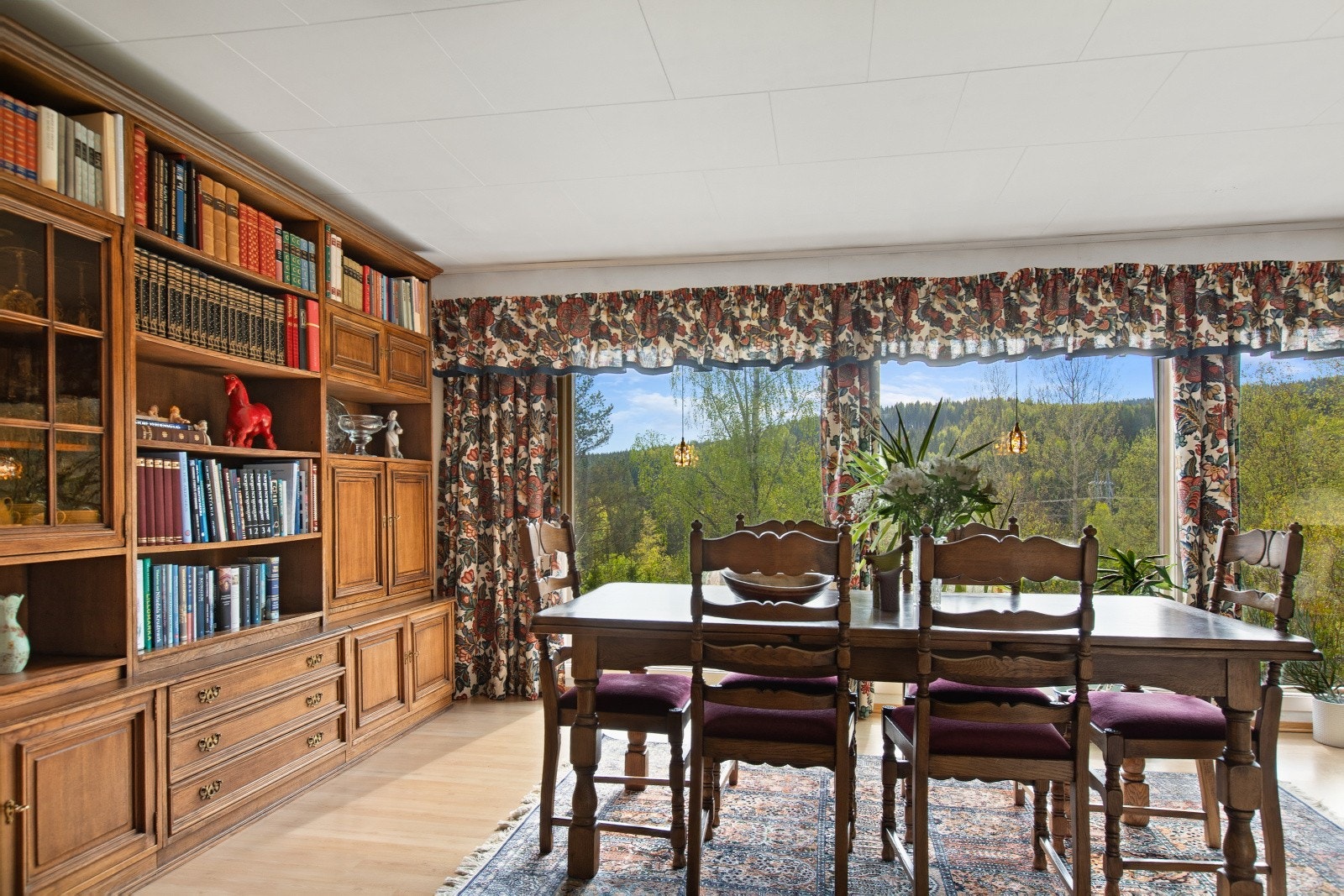 Spisestuen har god plass til langbord for større selskaper. Galleribilde