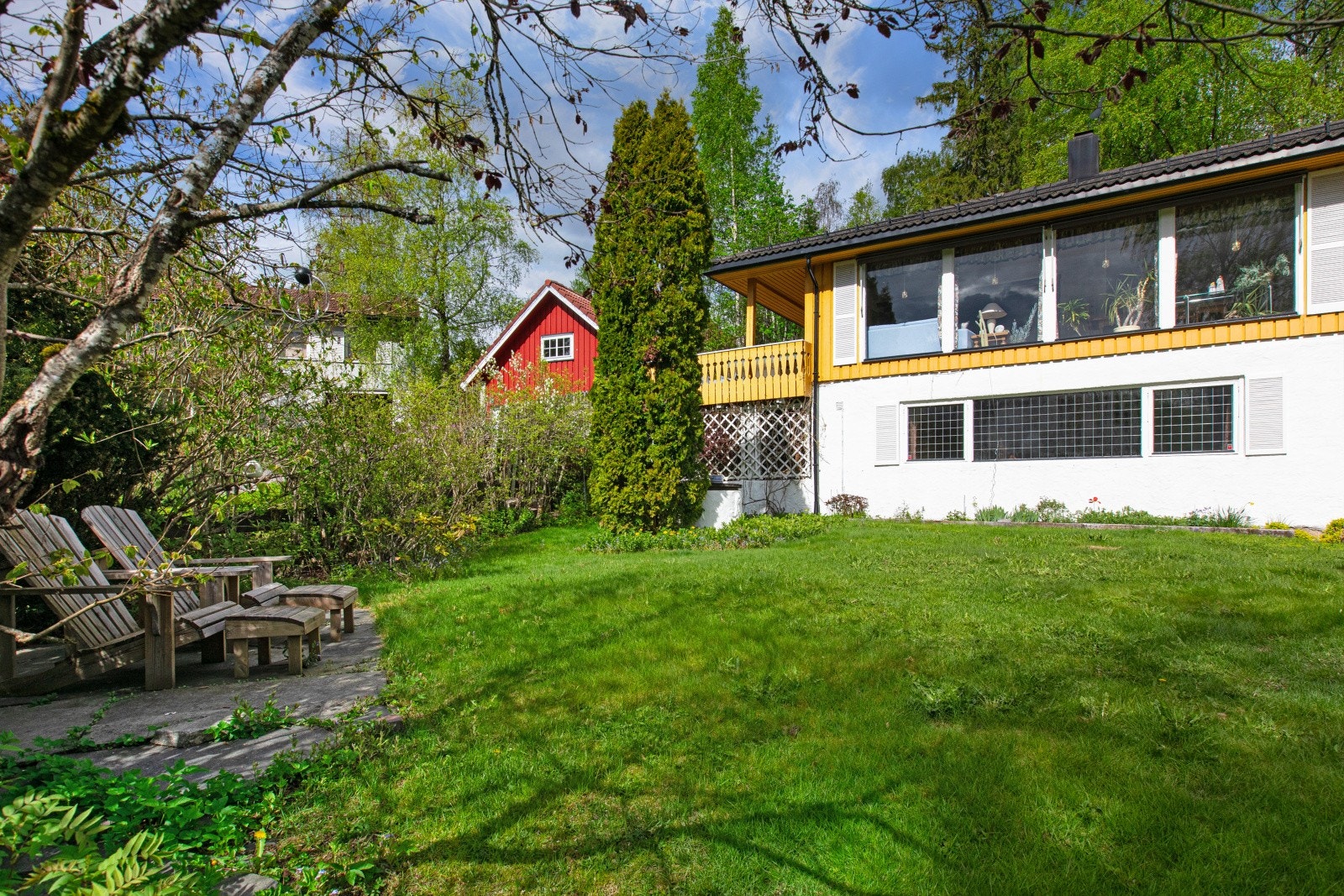 Hagen er pent opparbeidet med flere soner for opphold og lek. Galleribilde